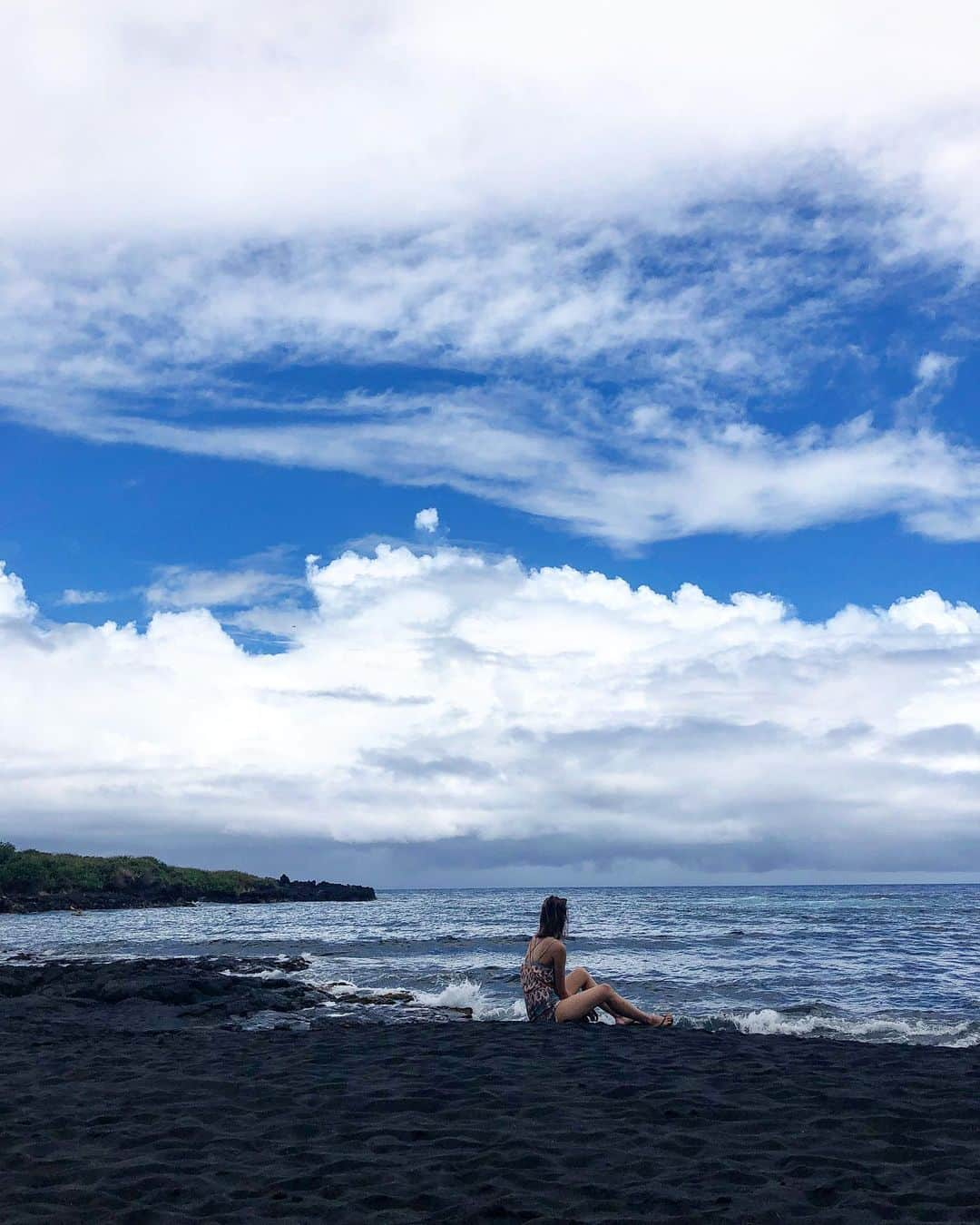 有末麻祐子さんのインスタグラム写真 - (有末麻祐子Instagram)「夕飯食べた後寝てしまって 寝れなくてこんな時間に投稿。笑 ハワイ島に行きたくなって火山の動画をみあさっていたら益々行きたくなってw去年行った時の画像見ていたけど、この一枚目の場所は衝撃的でエネルギー凄くて未だにその感覚覚えてるなー🌋壮大すぎて、なんかもう、言葉では表せなられない！ 言葉では表せない場所にまた行きたくなった🤨 ハワイ島でね絶対にいつか溶岩を見に行きたいんだ。 去年は噴火活動が終わった後だったから、キラウエア火山公園は立ち入り禁止だったし、船からのツアーも一時休止中で見れずだったから 絶対にいつか、溶岩みにいたいのよ！ ビックアイランド！またね、」11月5日 3時07分 - mayukoarisue