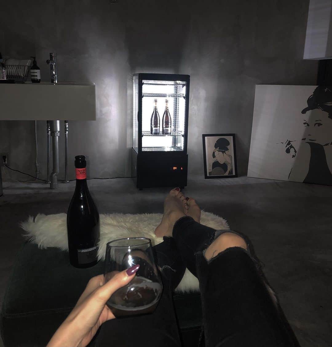 浅野琳のインスタグラム：「... 引っ越しました、アルコールしか置いてない #ビール中毒　#浅野琳」