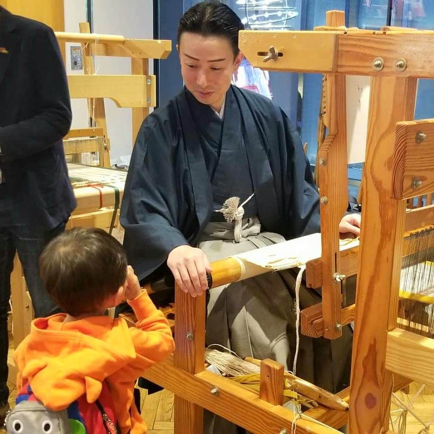 市川笑野さんのインスタグラム写真 - (市川笑野Instagram)「先日の岡谷シルクのイベントに、息子も参加してくれました❗ #岡谷シルク #okaya #銀座nagano #機織り機 #silk #nagano #インセクトコレクション」11月4日 21時48分 - emino.i