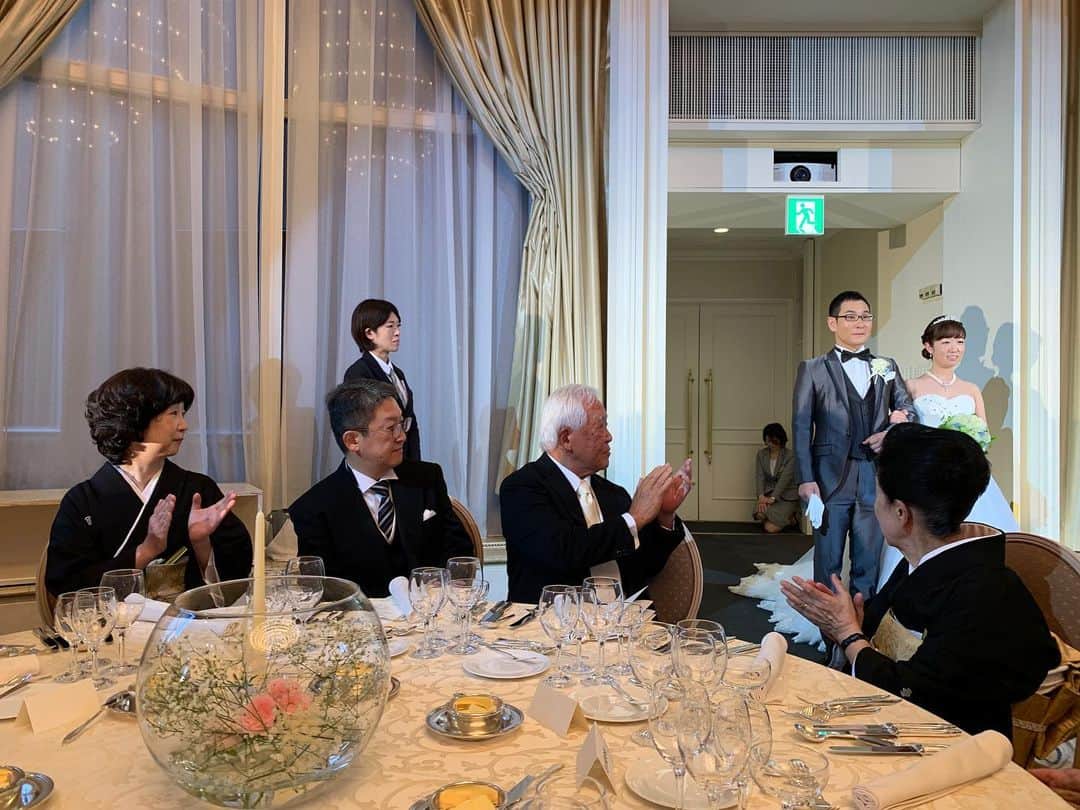 足立康史さんのインスタグラム写真 - (足立康史Instagram)「今夕は、１４時から１８時まで姪っ子の結婚式・披露宴、続いて１８時から広田かずみ大阪市会議長就任祝賀会。会場が大阪市内の同じホテルでしたので、いずれにも列席しお祝いを申し上げることができました。おめでとうございました！  披露宴では、新婦の親友の心こもるスピーチあり、新婦によるお琴あり、新郎の所属していた筑波大学応援団のお祝いのエールあり、二人の門出を祝っていただきました。すべての皆様に感謝申し上げます！ありがとうございました！」11月4日 21時43分 - adachiyasushi