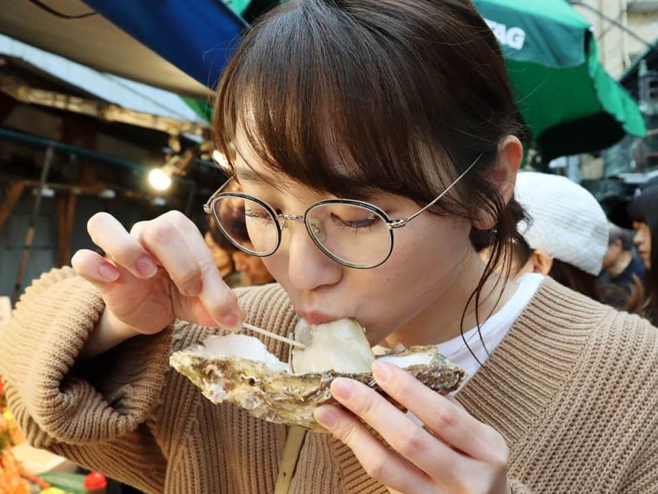 おのののかさんのインスタグラム写真 - (おのののかInstagram)「＊﻿ 築地でお仕事が早く終わったのでマネさんと食べ歩き〜！﻿ 生牡蠣が美味しい季節になってきました🥺💓﻿ #たべあるき #たべののか #ののかめ」11月4日 21時44分 - ononono_ka