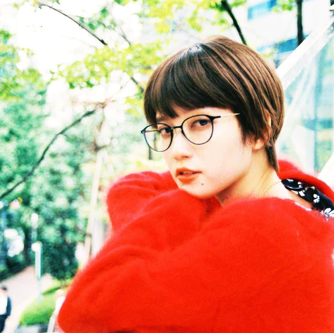 Zoff Officialのインスタグラム：「Zoff SMART CLASSIC / ZJ191027_14E1 Model @_makiyo_ レディーな印象の真っ赤なファーカーディガンに、シャープな黒ブチのメガネがクールなギャップを生み出します。 フロントのブラックとテンプルのゴールドのコントラストが、スタイリングのアクセントに。 #Zoff #FASHION #eyewearstyle #メガネ #ゾフ女子 #Zoffコーデ #新宿  #西武新宿ペペ #新宿マルイ本館 #新宿ルミネエスト」