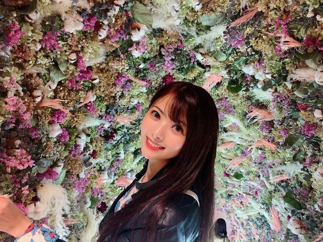 岡田栞奈のインスタグラム：「今日オープンした @u_omotesando 💓 ・ ・ 二階に向かう階段に 作られたブーケのトンネルの お花たち💐にはステキな秘密が隠されていて、なんと花屋さんで捨てられる前のお花を引き取ってドライフラワーにしたものだけを使っているの🥺✨✨✨ こんな風にここのヴィーガンカフェは地球に優しくをテーマに食べ物だけではなく、空間全てにこだわりにこだわっているのです🌏 ・ ・ インスタ映えスポット💡 はここ以外にも沢山隠れているので是非探してみてね♪ #ユーオモテサンドウ #ヴィーガンカフェ #お花のブーケ #トンネル #ドライフラワー #地球に優しい空間 #広まれ」