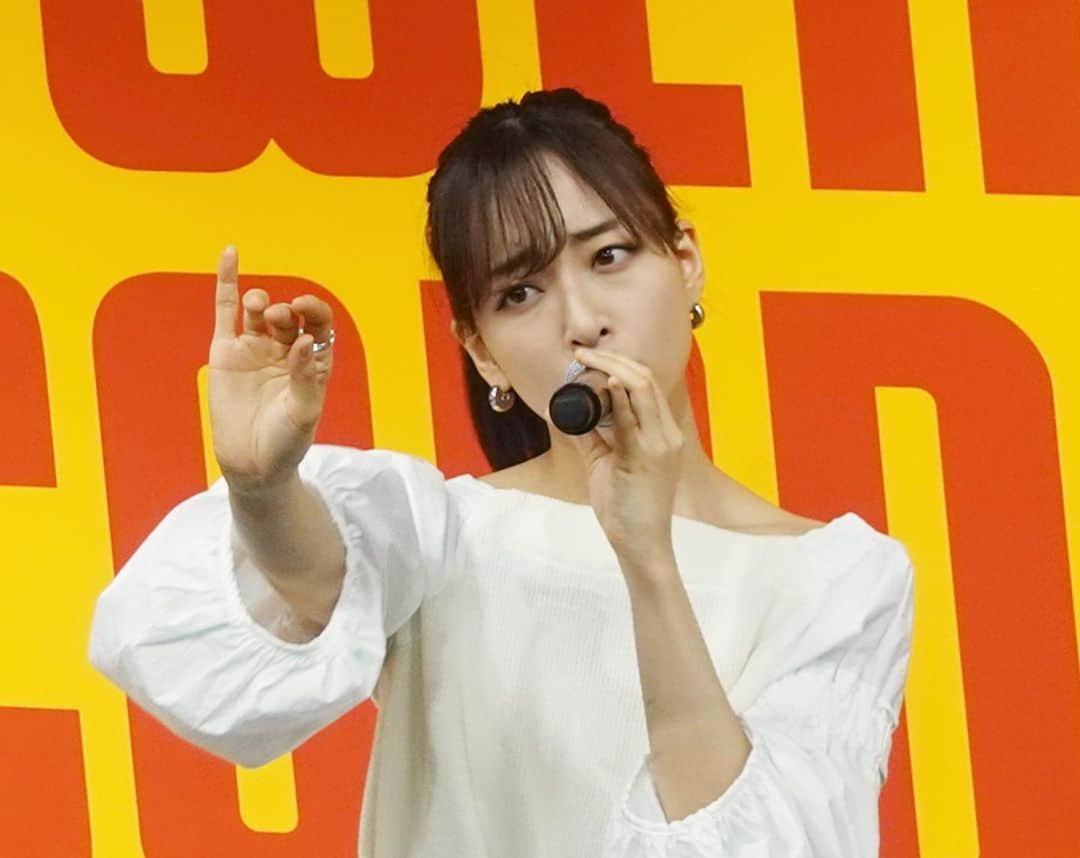 長谷川萌美さんのインスタグラム写真 - (長谷川萌美Instagram)「. . 【静岡】リリイベありがとうございました💓 . 静岡マルイさんと、タワーレコード静岡店さんにて😊 . 街は大道芸ワールドカップで賑やか！ そんな中ビタスイもリリースイベントで 話して歌って楽しかったです！ 金曜日のラジオ放送含め、 今回名古屋と静岡の方の愛とぬくもりを沢山感じた4日間でした。 . 名古屋！静岡！また来ます！！ ありがとうございました！💕 .  #ビタスイ #遠ラブ #名古屋 #静岡 #静岡マルイ #タワーレコード静岡店 #大道芸ワールドカップ #bittersweet #遠いところへ行くのでしょう #ラブストーリーは始まらない」11月4日 21時50分 - moemi_hasegawa
