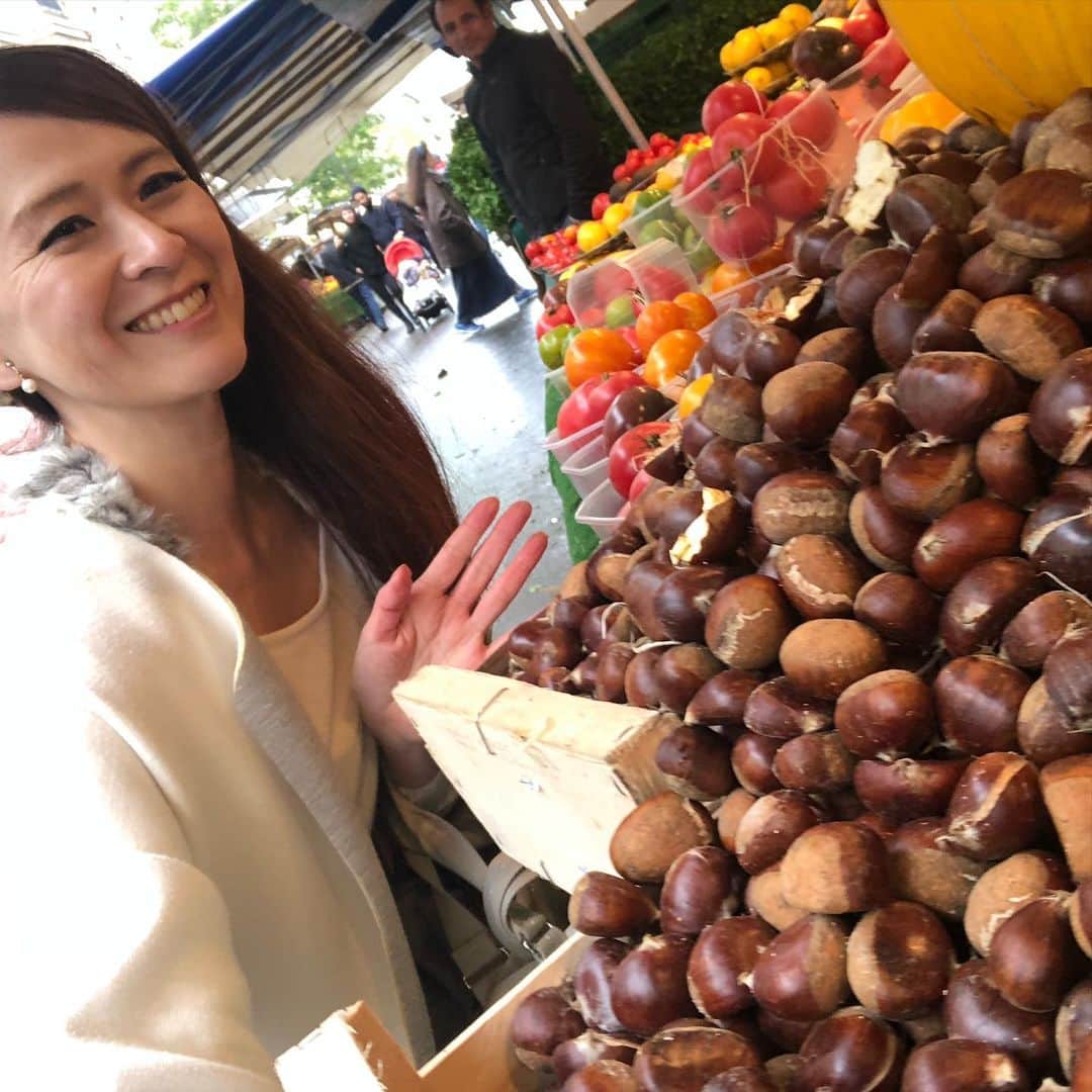 里井真由美さんのインスタグラム写真 - (里井真由美Instagram)「🇫🇷🌰 パリの朝市。有名な「アリーグルのマルシェ」です ・ ・ 海外では必ず市場やスーパーマーケットに行きたい！久しぶりの秋のパリの市場には、栗がゴロゴロ〜🌰🌰🌰 ・ ・ キノコも 盛りだくさん🍄 初夏に来た時は平べったい桃がたくさん並んでた。パリの季節感を食材から感じられる幸せ♡ ・ ・ 後半の画像は、今回のパリ渡仏の主軸の１つ、チーズ‼️ 農水省では畜産委員もしてます。肉用牛はもちろん乳用牛についてもフランスチーズから学ぶ事たくさんです！ ・ ・ #栗#チーズ#パリのマルシェ#アリーグルのマルシェ #アリーグル#アリーグル市場 #フロマージュ#農水省 ・ ・ @Placed'Aligre」11月4日 21時50分 - mayumi.satoi