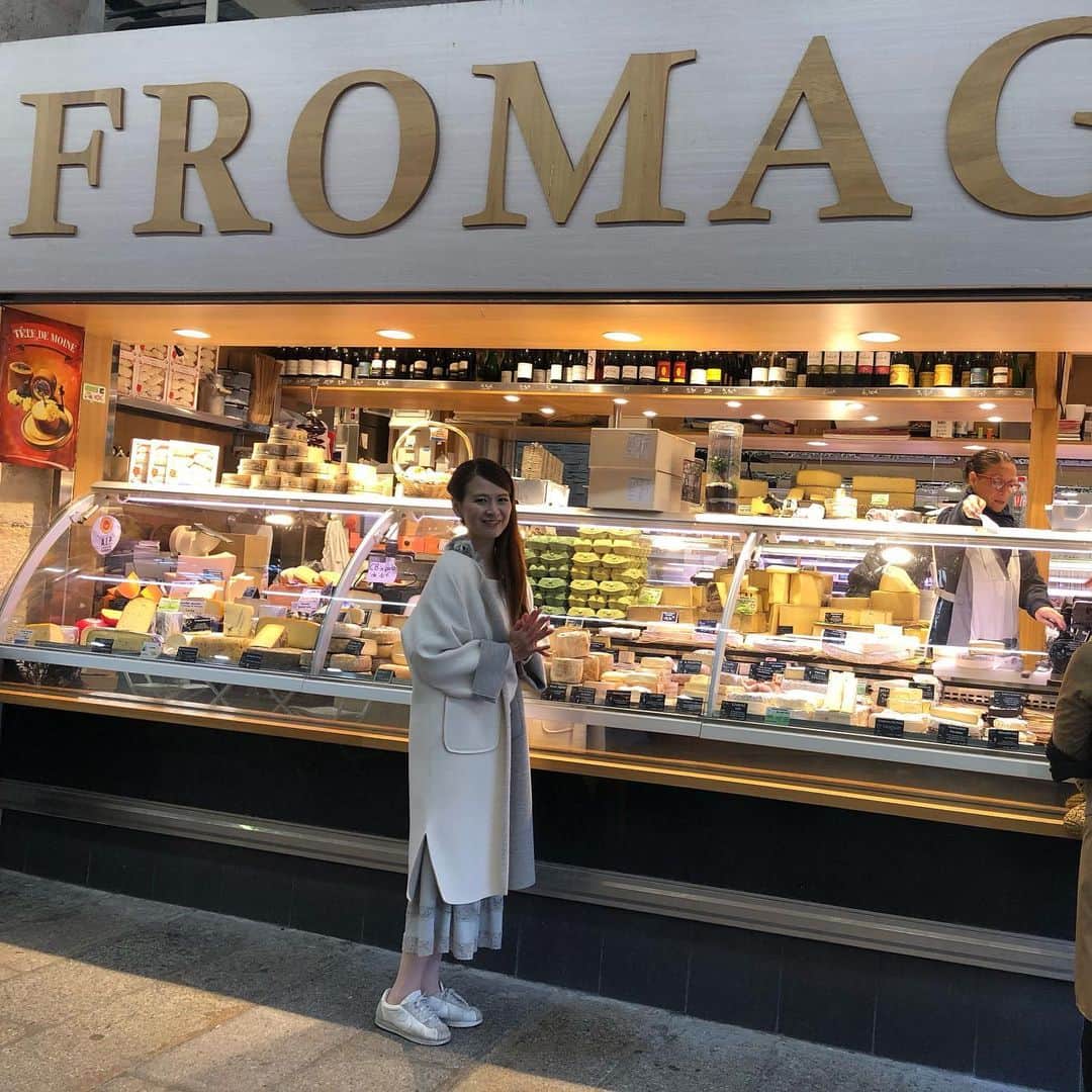 里井真由美さんのインスタグラム写真 - (里井真由美Instagram)「🇫🇷🌰 パリの朝市。有名な「アリーグルのマルシェ」です ・ ・ 海外では必ず市場やスーパーマーケットに行きたい！久しぶりの秋のパリの市場には、栗がゴロゴロ〜🌰🌰🌰 ・ ・ キノコも 盛りだくさん🍄 初夏に来た時は平べったい桃がたくさん並んでた。パリの季節感を食材から感じられる幸せ♡ ・ ・ 後半の画像は、今回のパリ渡仏の主軸の１つ、チーズ‼️ 農水省では畜産委員もしてます。肉用牛はもちろん乳用牛についてもフランスチーズから学ぶ事たくさんです！ ・ ・ #栗#チーズ#パリのマルシェ#アリーグルのマルシェ #アリーグル#アリーグル市場 #フロマージュ#農水省 ・ ・ @Placed'Aligre」11月4日 21時50分 - mayumi.satoi