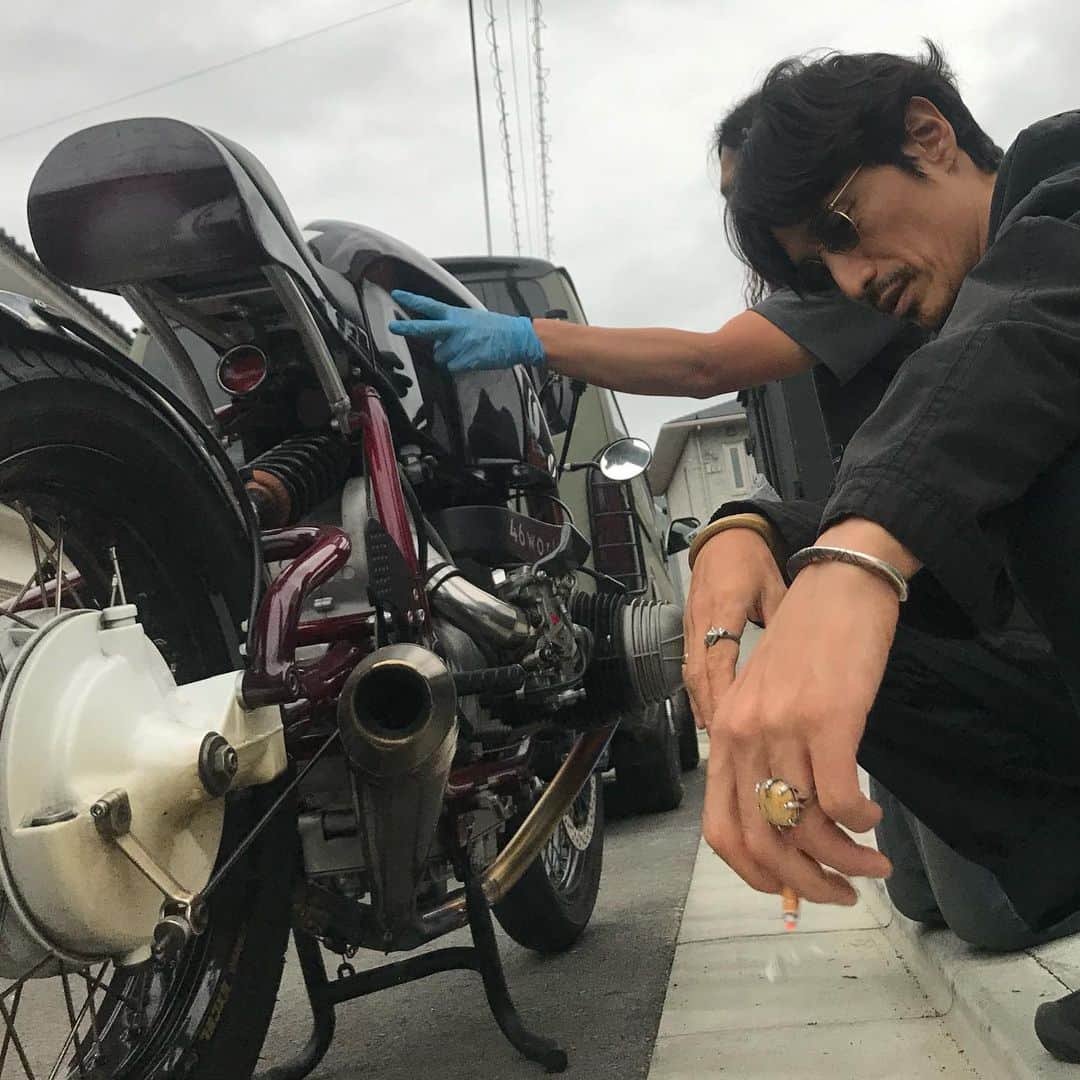 伊勢谷友介さんのインスタグラム写真 - (伊勢谷友介Instagram)「シート製作日記。 ある日私はバイクを車に乗せて、シート屋さんへ。BMWのシートもこの方Razzle Dazzleさん。 ニーグリップパッドをオーダーします。 #BMW #46works #r100s #iseyayusuke  #motorcycle #custombuild」11月4日 21時51分 - iseya_yusuke