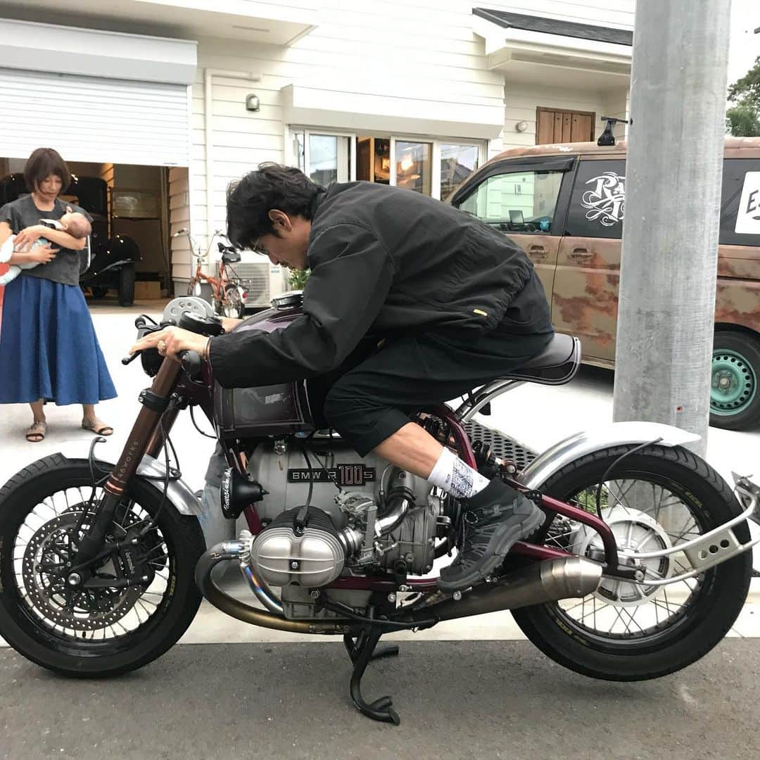 伊勢谷友介さんのインスタグラム写真 - (伊勢谷友介Instagram)「シート製作日記。 ある日私はバイクを車に乗せて、シート屋さんへ。BMWのシートもこの方Razzle Dazzleさん。 ニーグリップパッドをオーダーします。 #BMW #46works #r100s #iseyayusuke  #motorcycle #custombuild」11月4日 21時51分 - iseya_yusuke
