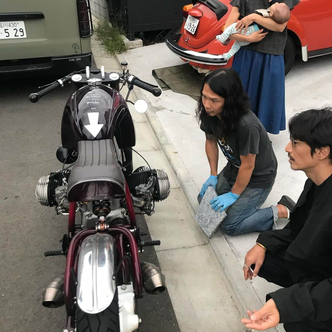 伊勢谷友介さんのインスタグラム写真 - (伊勢谷友介Instagram)「シート製作日記。 ある日私はバイクを車に乗せて、シート屋さんへ。BMWのシートもこの方Razzle Dazzleさん。 ニーグリップパッドをオーダーします。 #BMW #46works #r100s #iseyayusuke  #motorcycle #custombuild」11月4日 21時51分 - iseya_yusuke