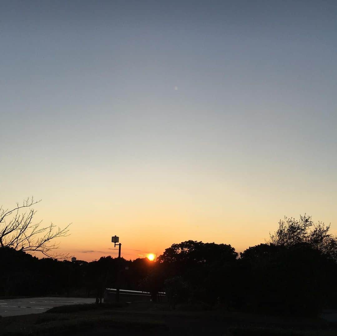 片桐千晶さんのインスタグラム写真 - (片桐千晶Instagram)「⁑ 今日はお手伝いで千葉県の富津市へ。 東日本大震災時からお世話になっているコーヒーボランティアの方と☕️ 震災から8年経った今も東京から宮城県岩沼市にキャンピングカーで通い、淹れ立てのコーヒーとコミュニティの場を提供し続けています。 . ラグビー日本代表が駆けつけ話題になっている富津市ですが、今日は中央大学剣道部の学生さん達が自主的に大勢参加。 他の方々やボランティアセンターのスタッフの皆さんにもコーヒーでひと息ついてもらいながら色んなお話が聞けました。 また勉強になった一日。 #富津市 #災害ボランティア #コーヒーのお供に山形のでん六豆を差し入れ #ボランティアの色別の分け方が分かりやすくて効率的」11月4日 21時51分 - chiaki.katagiri333