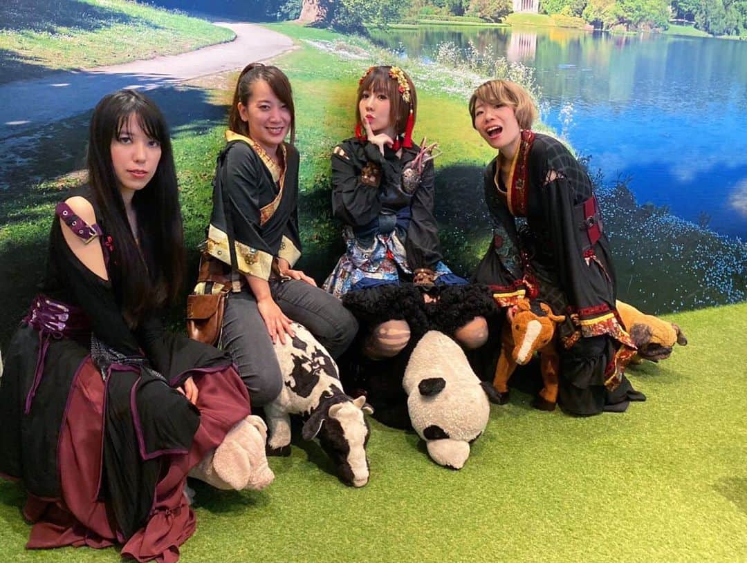 yucat（加藤有加利）さんのインスタグラム写真 - (yucat（加藤有加利）Instagram)「PARALLEL LIVE 東名阪レコ発Tour'19〜Steam Japan〜 @大阪STARBOX 2019.11.2 @名古屋Fairy-tales 2019.11.3 足を運んで下さり逢いに来て下さったトラベラーの皆様、最高に楽しい音楽の時間をありがとうございました!! まだ東京があるのでそれまでは詳しく書きませんが、やはり1年ぶりのフルバンド編成ワンマンは楽し過ぎる。 新曲たちも好評でとても嬉しいです。 バンドワンマンは音と戯れみんなと作り上げていく感覚なので、ストーリー仕立てのショーライブとはまた違う感情が生まれます。 変わらないのは今ここにある居場所に幸せを感じ、たくさんの笑顔と涙をもらえるので愛おしくて愛しくてたまらないってことです。 本当にありがとう。  バンド感も増して意志の疎通も相思相愛も深まりどんどん素敵になっていくー！ 楽しいなぁ〜 東京でラストなのが寂しい。 次に繋がるように魂込めて生き抜きます。少しあきますがラスト東京も今の気持ちを全てさらけ出してみんなと愛の溢れた時間を過ごしたいと思います。  今週末は学園祭出演もありますよー！ ライブ盛り沢山な2ヵ月が始まりました。 アルバムのリリイベもどんどん増えていくと思いますので情報解禁お待ち下さいー！ ・ 【yucat LIVE情報】 ▶︎11/10（日）洗足学園学園祭 ▶︎11/15（金）レコ発ワンマンツアー@渋谷eggman ▶︎11/17（日）生田緑地 食の祭典 フリーライブ ▶︎11/23（土）詳細後日 ▶︎12/15（日）毎日がクリスマス2019 ワンマンライブ 詳細はHPへ  #vocal #yucat #guitar #YASHIRO #bass #萩原みのり #drums  #桝谷マリ #manipulator  #久保こーじ #ガールズバンド #girlsband #singer #singersongwriter #大阪starbox #名古屋 #fairytales #東名阪ツアー #steampunk #japan #和装 #スチームパンク #和ゴス #漢服」11月4日 21時54分 - yucat1031