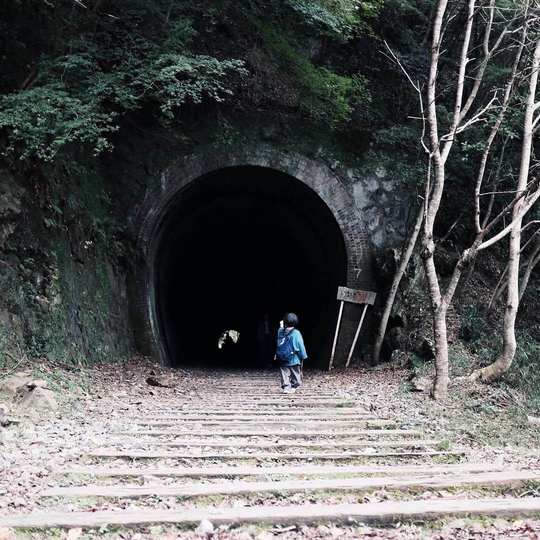 きなこさんのインスタグラム写真 - (きなこInstagram)「懐中電灯を持ってJR福知山線の廃線跡ハイキングコースに息子と挑戦。かつて機関車が走っていた線路跡を歩けるスタンドバイミーみたいな冒険コース🚶‍♂️✨ JR大阪駅から30分ほどで行ける生瀬駅をスタートし、3時間ほどの道のりを最後まで一人で歩くことができた息子。よくがんばった☺️ コース内にいくつもあるトンネルは全く灯りがない本当の暗闇。懐中電灯を持って歩くのは秘密の洞窟を探検してるみたいで息子もとても楽しそうでした♩ * 以前夫婦だけで行ったときよりも賑わっていて、子連れファミリーもいっぱい♩懐中電灯を持ったちびっこたちがみんな一生懸命歩いていて、ちびっこ探検隊みたいで可愛かった♡ 自然いっぱいで紅葉も綺麗な山の中。線路の上なのでずっと平らな道で子どもも歩きやすいのがいいな😊 * このハイキングコースのこと、持ち物などブログでまとめています☺︎ → @kinako_710」11月4日 21時58分 - kinako_710
