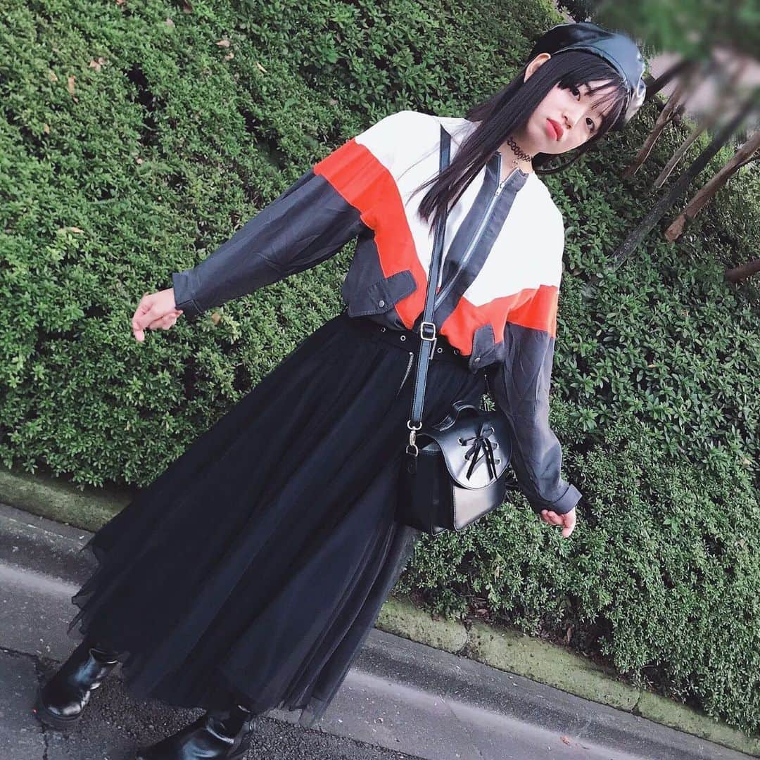 吉田万葉のインスタグラム：「みなさん、 わたしは吉田万葉です。  フォローをしましょうっ✊🏻✊🏻✊🏻 笑笑笑笑  #outfit #秋冬コーデ #コーディネート #ベレー帽 #チュールスカート#black #orange #fashion #jk #jk1 #girl #Instagram」