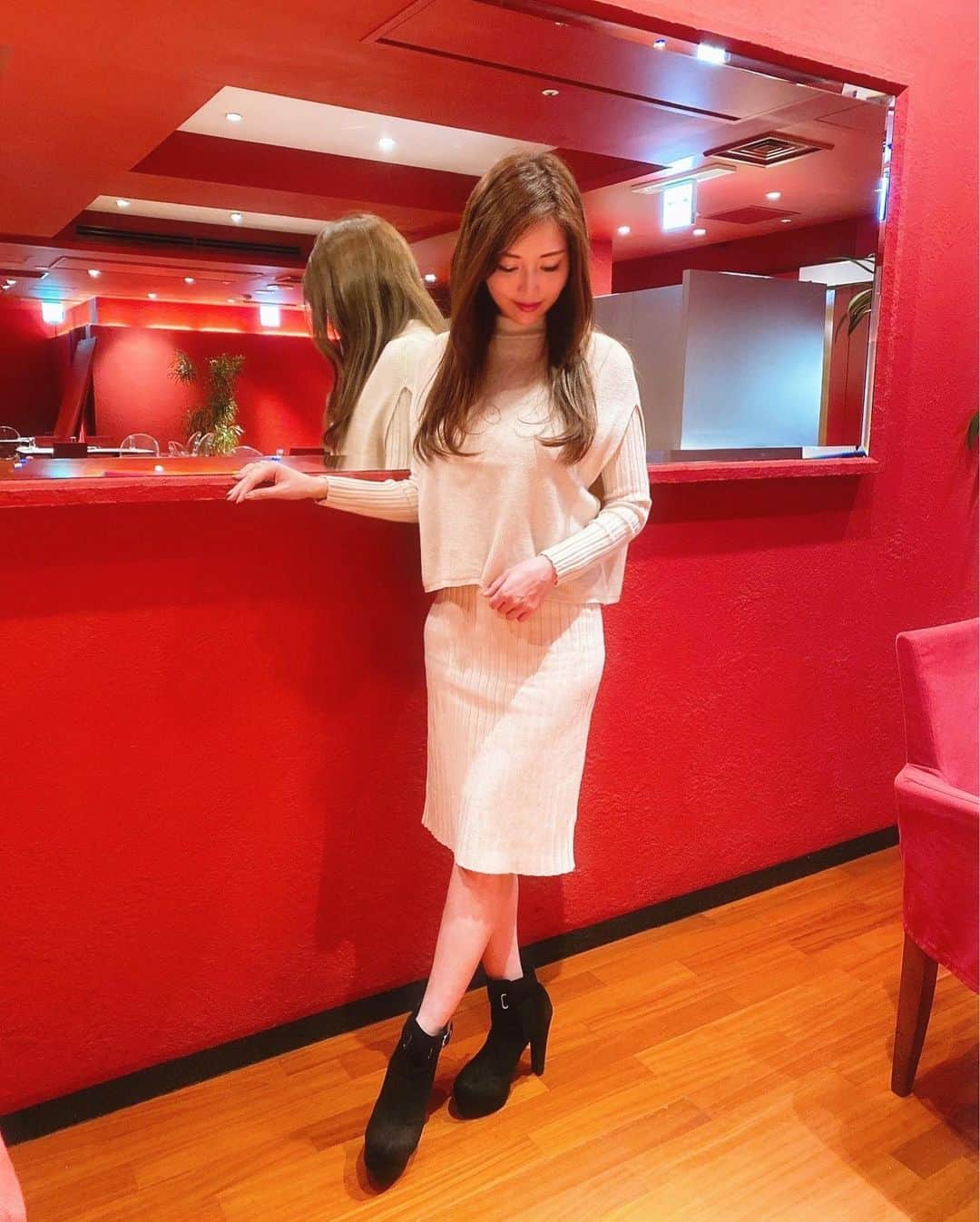 さわいえりさんのインスタグラム写真 - (さわいえりInstagram)「連休最終日のディナー💘 ・ 《igreck VEGA》 深紅で統一された華やかで スタイリッシュなフレンチレストラン❤️ 美味しかった〜⭐︎⭐︎⭐︎ ・ 今日のコーデは、 ニットワンピースとニットベストがset @lilirena_  すっかり寒くて凍えそう🎄❄️ ・ ・ ・ ・ ・ ・ ・ ・ ・ ・ ・ #ディナー#クリスマス#雰囲気#秋冬コーデ#冬コーデ #igreckVEGA#イグレックベガ#神戸#ニットワンピース#ニットベスト#お洒落#ファッション#お洒落さんと繋がりたい#お洒落な人と繋がりたい#サロモ#サロンモデル#撮影モデル#インフルエンサー#レースクイーン#モデル#フレンチ#あまから手帖#あまから手帳掲載#フォロワー募集中#ミシュラン#グルメ#フレンチレストラン#たべすたぐらむ#スイーツ#フォローミー」11月4日 22時04分 - beauty_eri7