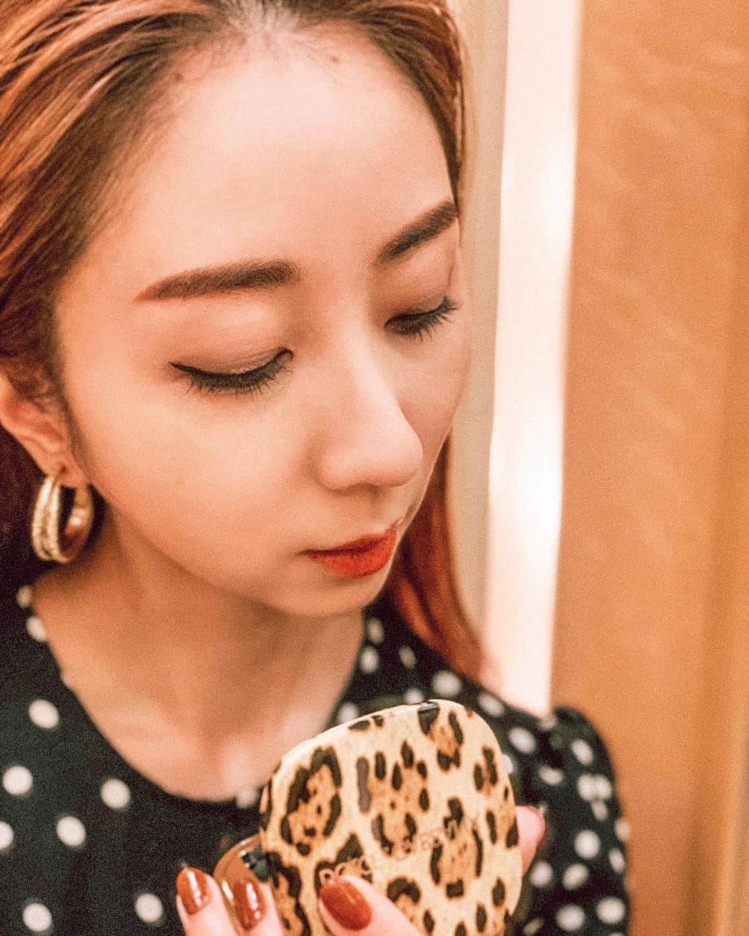 のインスタグラム：「今日は #スモーキーメイク でクールに💋💋﻿ 日本に本格ローンチしたDolce&Gabbana Beautyのアイシャドウパレットを使ってみました🎨﻿ ﻿ ☑︎ドルチェ&ガッバーナ﻿ フェリンアイズ インテンスアイシャドウ クアッド﻿ 3 SMOKY TAUPE﻿ ﻿ 肌馴染みの良いマット系と、たっぷり輝くラメ系のセットは今っぽくてかなり使える！﻿ 発色もきれいで、モードなブラウンアイになるよ✨﻿ ﻿ それぞれに眠るQueenな魅力を呼び覚ます、というコンセプトの #ドルガバコスメ は、﻿ イタリアの太陽、とりわけシチリアにインスパイアされたメイクアイテムたちが揃っているの🇮🇹☀️﻿ ユニークなパッケージデザインには、﻿ アクセサリー感覚的な、自在に纏うといった想いが込められていて、可愛いデザインばかりだよ🐆💓﻿ ﻿ ﻿ ﻿ ﻿ ﻿ ﻿ ﻿ ﻿ ﻿ ﻿ ﻿ ﻿ ﻿ #DGコスメ #コスメ好きさんと繋がりたい #コスメ #メイク #アイメイク #アイシャドウ  #ドルチェアンドガッバーナ #PR #dolceandgabbana #dolceandgabbanabeauty #cosmetic #makeup #eyeshadow #maripo_makeup  @dolcegabbana」