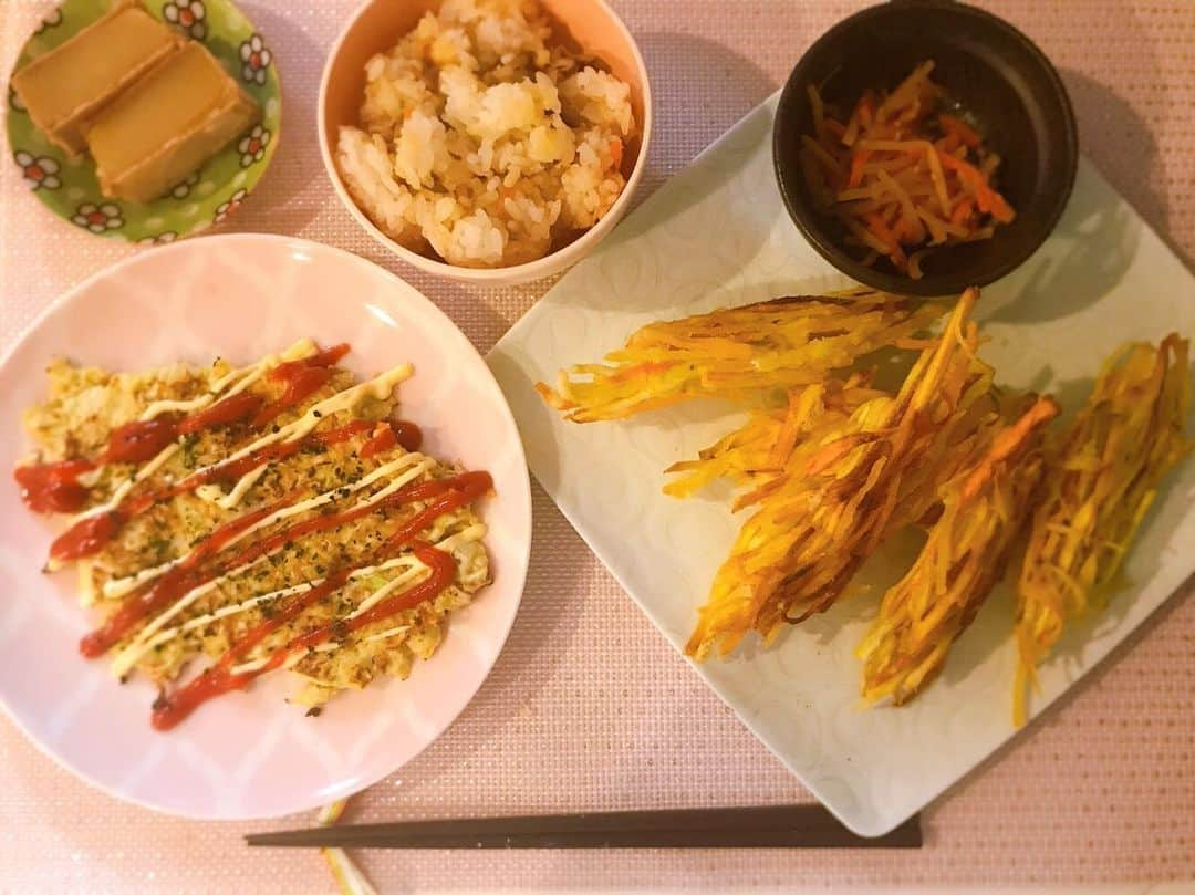 熊田曜子さんのインスタグラム写真 - (熊田曜子Instagram)「三連休お疲れ様でした✨ 夕食は甥っ子がとってきてくれた さつまいもを使って かき揚げをしたよ🍠 さつまいもについた土を落としたり あくぬきをしたり 次女と三女がやってくれた👧👶 子供達はお洋服びちょびちょ キッチン水浸しだけど 自分達で作ったご飯はいつも以上に食べてくれるから嬉しい💖  #おうちごはん #dinner #さつまいもと人参のかき揚げ #お好み焼き #きんぴらごぼう #炊き込みご飯 #きんつば #日テレ #バケット #お土産」11月4日 22時08分 - kumadayoko