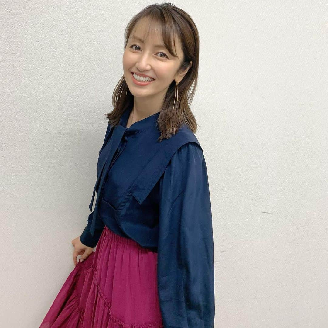 矢田亜希子さんのインスタグラム写真 - (矢田亜希子Instagram)「今日も楽しかった！ヘアメイクはお喋りしていたら今日もあっという間に終わっていた。いつもメイク術を見よう、と思っているのに。。。 ヘアメイクは#kuboki さん#収録#今日のリップの色も好き#番組詳細はまた載せます」11月4日 22時08分 - akiko_yada