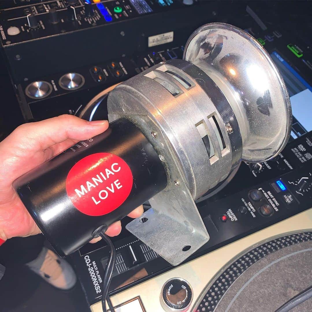 DJ DARUMAのインスタグラム：「先日のEDGE HOUSE RAVE🔥🏠🚨 メインフロアに"MANIAC LOVE"(伝説のテクノクラブ) で実際に使用されていたサイレン📢をコースケ君 経由でお借りして導入。ブレイクやドロップなど 各所で効果的。最終的に明け方凄い盛り上がりだったので またRave Editionやります。 #EDGEHOUSE @edgehouse_tokyo」