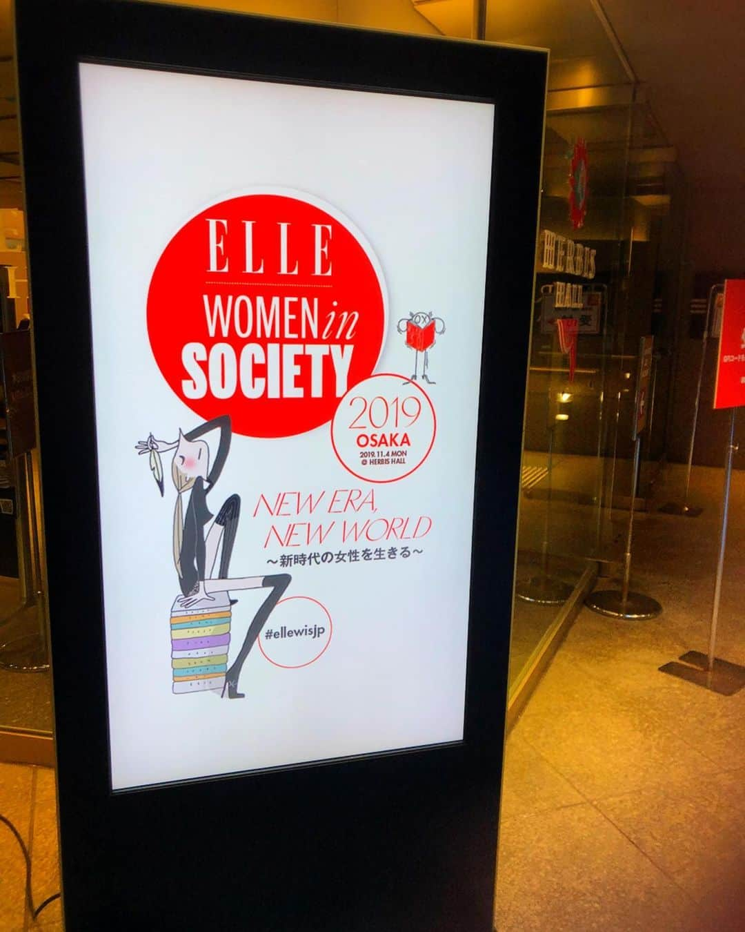 永倉由季さんのインスタグラム写真 - (永倉由季Instagram)「・ ・ 働く女性のためのイベント ・ 『ELLE WOMEN in SOCIETY OSAKA 2019（エルウーマンインソサエティ大阪2019』 ・ ・ 『エル・ジャポン』創刊30周年 ・ ・ イベント後も 『仕事について』友と真剣に語り合う ・ ・ ✅ 詳細はアメブロにて ↓ ↓ ・ ・ http://ameblo.jp/naga-yuki/ ・ ・ #elle #ellejapan #エルジャポン #イベント　#大阪　#初開催 #ゲストスピーカー #マギー　さん　#アンミカ  さん #森星　さん　#桂由美　さん #トークショー　#ご一緒した方沢山 #働く女性 #ワクワクできる空間 #アメニティ　#山盛りで嬉しい #ビューティー #beauty #ヘアケア  #uber  #パーソナルカラー診断　 #派手だけど早速挑戦」11月4日 22時20分 - yuki_nagakura67