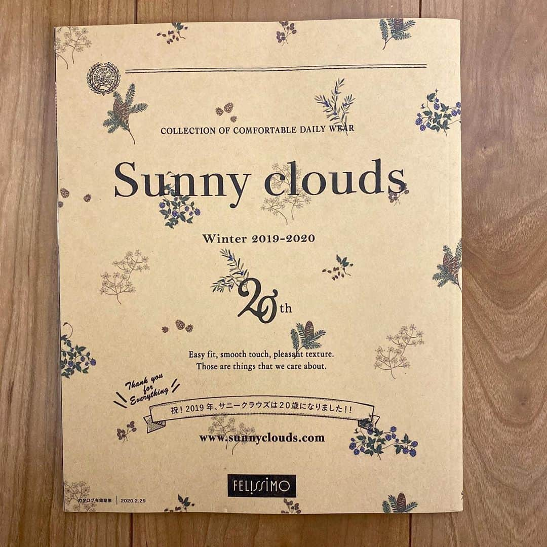 bon ponさんのインスタグラム写真 - (bon ponInstagram)「フェリシモの「Sunny Clouds」(サニークラウズ )さんとのコラボ第3弾のお洋服が販売開始となりました❣️ @sunnyclouds.official  今回は ponのたっての希望で、赤いタータンチェックでワンピースとメンズのシャツを作っていただきました❤️❤️ ・ 暗い色が多い冬物の中で、赤いタータンチェックのワンピースを着るだけで気分がウキウキします😍 メンズのシャツも、派手すぎることなくbonのお気に入りです👍 ワンピースは、肩幅はジャストサイズにしてすっきりとさせ、身幅は少し広めにしてフレアも入れゆるりとした着心地にしています。シャツは衿を小さめにしてボタンダウン仕様にしました。 ワンピース、メンズシャツともに年齢体型問わず、どなたにも似合うデザインです。 コラボのアイテムには、私たちのトレードマークのメガネの刺繍がアクセントに入っています👓 ・ 東京のスタジオでの撮影では、今回も大好きなモデルのkazumiさん( @kazumi0728 )、笹尾融理亜さんとご一緒させていただいて、和気あいあいと家族写真のようになりました😄😄😄😄 ・ ponさんのタータンワンピース MP.M.L.LL.3L.MT.LT ¥5,900(税抜) bonさんのボタンダウンシャツ(メンズ) S.M.L.LB.TY ¥4,600(税抜) ・ コラボのお洋服は「Sunny Clouds」のWinter 2019-2020のカタログから注文できます。 「Sunny Clouds」のWEBサイトからも購入できます。 www.sunnyclouds.com 多くの皆様に気に入っていただけると嬉しいです😊😊 ・ ・ #サニークラウズ #サニクラ #sunnyclouds #フェリシモ #タータンチェック #夫婦 #60代 #ファッション #コーディネート #リンクコーデ #夫婦コーデ #グレイヘア #白髪 #共白髪 #couple #over60 #fashion #coordinate #instafashion #instagramjapan #greyhair #bonpon511」11月4日 22時21分 - bonpon511