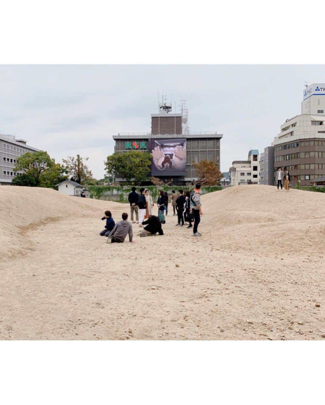 瀧口友里奈さんのインスタグラム写真 - (瀧口友里奈Instagram)「・ 【岡山芸術交流2019】part1 ・ この春に取材・記事の執筆をしました、岡山大学とストライプインターナショナルがパートナーシップを組んで創設した”起業家精神養成講座”。 @forbesjapan  https://forbesjapan.com/articles/detail/27462 ・ 「一つの県や一つの村から、一つの世界企業が生まれてくるだけで地方創生が起きる。」という「一社一村運動」を掲げるストライプインターナショナルの石川社長のお話がとても印象的でした。 ・ 今回は実際に、ストライプインターナショナルが官民一体で行う地方創生の取り組み 【岡山芸術交流】のプライベート鑑賞ツアーにご招待いただきました。 ・ 写真（1枚目）【皮膜のプール】のピンク色は、ヨーロッパ人の平均的な肌色を表しているそうです。 ・ 廃校となった小学校、公園や美術館などを利用したアートスポットが複数配置されていて、徒歩で回ることができる作りになっています。 ・ ちょうどお散歩にいい季節で気持ちよかったです🍁 ・ 写真スワイプして見てみてくださいね👉 ・ #岡山芸術交流2019 #岡山芸術交流 #岡山 #現代アート #アート #art #artwork #artfestival #okayama #japan #japantrip #アナウンサー #キャスター #セントフォース #瀧口友里奈 #瀧口友里奈トラベル」11月4日 22時27分 - yurinatakiguchi