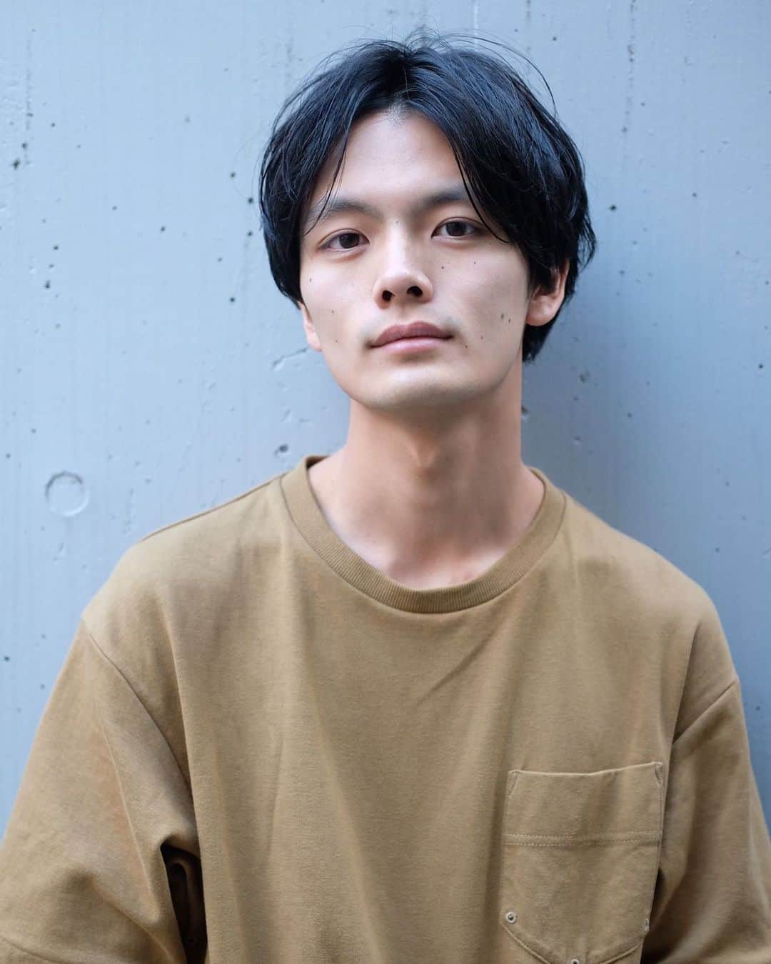 のインスタグラム：「【 #Fashion_mut /#hair】【 #Mind_mut 】 髪を切っていただきました。﻿ スタイルはいつもどうしてほしいと﻿ 要求することはほとんどない。﻿ どうしたら良いと思う？ってわりと聞いてしまう。﻿ ﻿ 今回も同じように聞いたら﻿ 髪型にこだわりないの？って言われ、﻿ 確かにあまりこうしたいってこだわりないなと。﻿ ﻿ 自分は本当に信頼している人達に﻿ 髪を切っていただいているから﻿ むしろその人達の思うがままに似合わせてほしい。﻿ その人達の中の最良にしてほしい。﻿ だからまるっと任せてしまうのです。﻿ ﻿ 切ってもらう人に、委ねる。﻿ これが僕のこだわりかもしれないと思いました。  ゆうじさん。 久々でしたがありがとうございました！  #menshair #menscut #mensfashion #hairstyle」