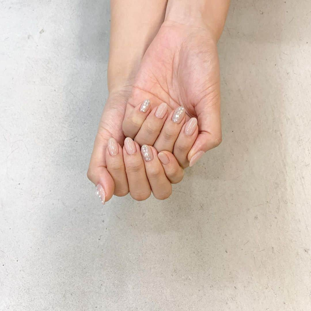 中瀬古ゆきなさんのインスタグラム写真 - (中瀬古ゆきなInstagram)「NEWネイルはナチュラルカラーベースです💅✨ ・ シンプルだけどすこしだけキラッとさせました🥰 韓国ではキラキラのデコデコネイルが 流行っているとの情報を耳にし、 若干の影響受けました🤣笑🧡 Googleで"韓国 ネイル"で調べたら たっくさんでてきましたよ💕 ・ 、、こんな話をしておきながら、 韓国に行ったことがないので← 近いうちにふらっと行こうかと思ってます🤣🌈 ・ #nail #nailart #photo #ゆきなずねいる」11月4日 22時40分 - yuch1129