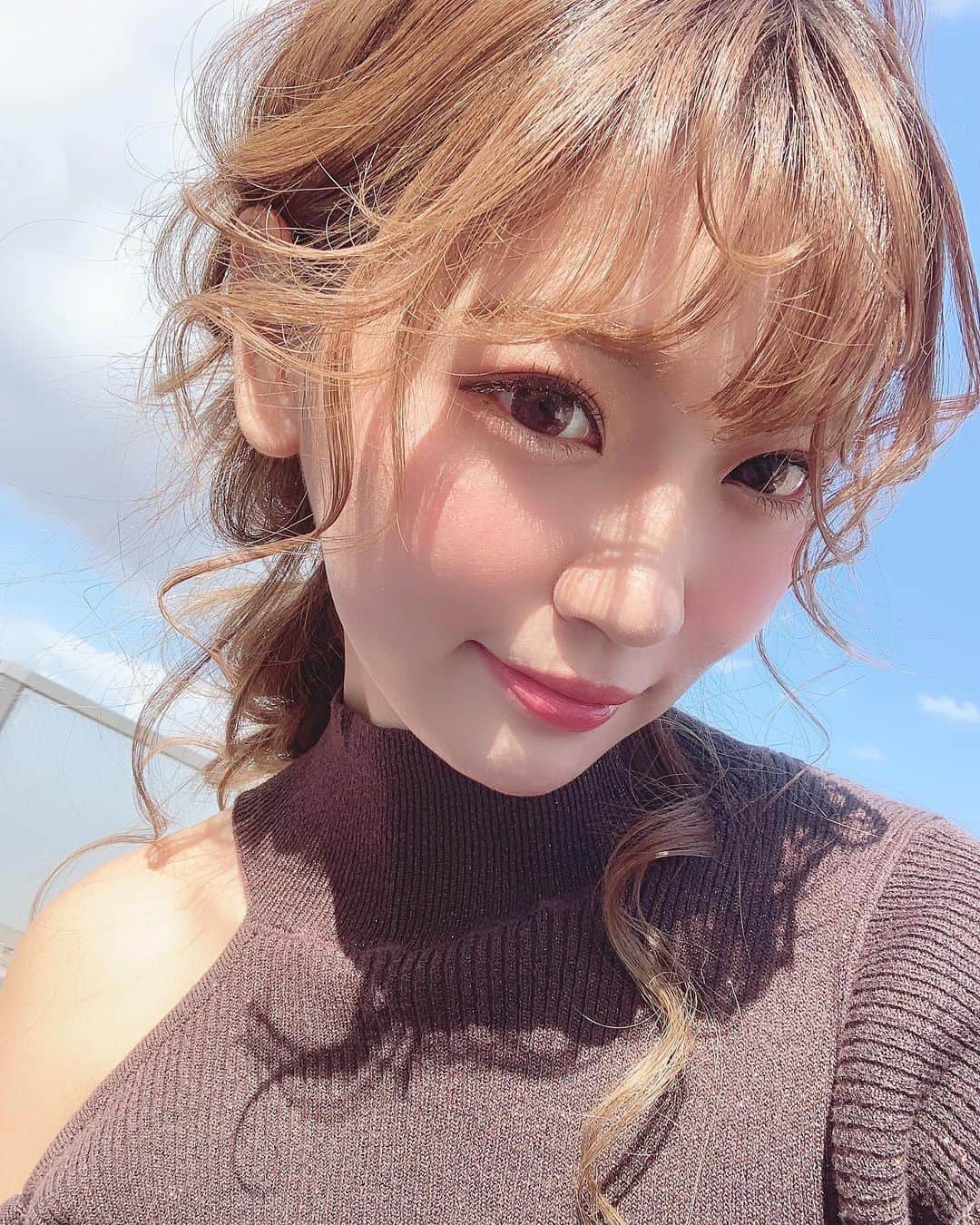 いっちゃん/嶋津 いつみのインスタグラム：「. . 青空と編みおろしと私😀💨w . . . 屋上で撮影してたら お天気よかったから空を入れたくて こーいうアングル📷☀️ . . . . 明日は長丁場の現場やから 今日はもぉこのあとすぐ寝る🙄👊🏻 . . すぐやで!! すぐ!! . . . . おやすみ!!🤓🌙⭐ . . . . #関西  #関西サロモ  #サロンモデル #サロモ #いっちゃん  #フリーモデル #関西モデル  #あざといっちゃん #かわいっちゃん #いっちゃんコーデ #ブライダルモデル #アレンジモデル #ヘアカラー  #ヘアアレンジ #ootd . . .」