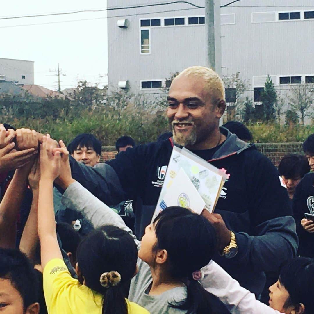 中島イシレリさんのインスタグラム写真 - (中島イシレリInstagram)「11/3(日)  千葉県柏市の子供達と、一緒にラグビーをする会によんでいただきました。 ほとんどの子供達がラグビー初めてでしたが、みんなとても上手で、とても楽しそうで嬉しかったです。たくさん元気をもらいました。 ラグビーに興味を持ってくれる子供達が少しでもふえてくれたらとてもうれしいです！ 少し寒かったですが、最後までみなさんサインとか写真を待ってくれてありがとうございました。 また皆さんに会える日を楽しみにしています。 ありがとうございました😊 #yeaboii  #中島イシレリ #柏市 #ラグビー  #柏ラグビースクール  #柏の葉 #ラグビー  #キッズラグビー」11月4日 22時34分 - nakajima_isileli