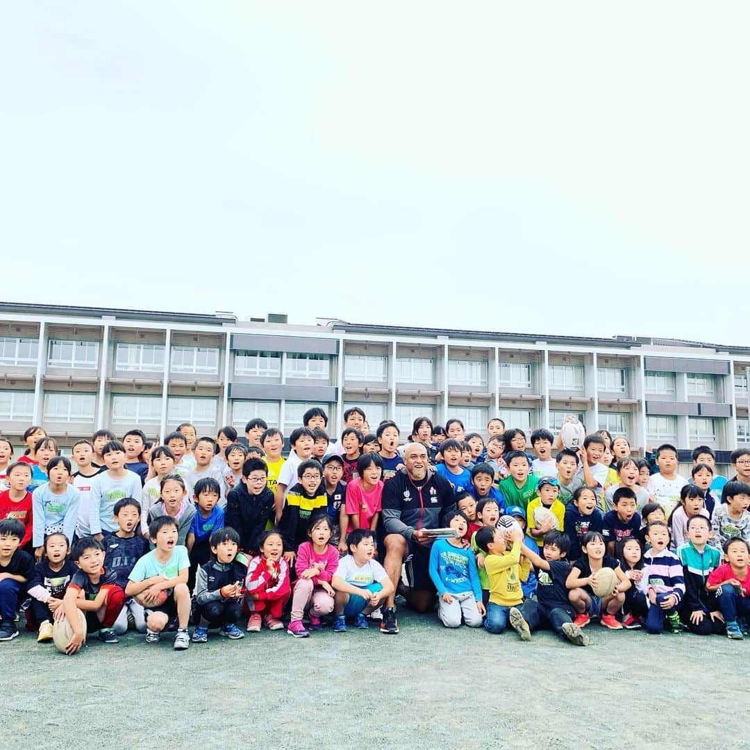 中島イシレリさんのインスタグラム写真 - (中島イシレリInstagram)「11/3(日)  千葉県柏市の子供達と、一緒にラグビーをする会によんでいただきました。 ほとんどの子供達がラグビー初めてでしたが、みんなとても上手で、とても楽しそうで嬉しかったです。たくさん元気をもらいました。 ラグビーに興味を持ってくれる子供達が少しでもふえてくれたらとてもうれしいです！ 少し寒かったですが、最後までみなさんサインとか写真を待ってくれてありがとうございました。 また皆さんに会える日を楽しみにしています。 ありがとうございました😊 #yeaboii  #中島イシレリ #柏市 #ラグビー  #柏ラグビースクール  #柏の葉 #ラグビー  #キッズラグビー」11月4日 22時34分 - nakajima_isileli