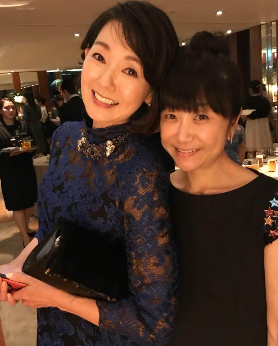 とよた真帆さんのインスタグラム写真 - (とよた真帆Instagram)「今日は友人の結婚式👰🤵💒 本当に幸せな時間でした。  実は私と前田典子ちゃんはこの度ご結婚されたご夫婦の間接的なキューピットでしたよ🥰  絶対にお似合いだと思ったんです😉🌸 この着物は私が描いた絵です😊京都の職人さんと作っています。クリムトにオマージュを捧げてフリーハンドで原画を描きモチーフは夢の中の鳥、卵、花、幸せの小箱など✨ハッピーな場にぴったりな想いを込めて描きました  バッグは @fumikoda.official のツィードの生地が使われたトート。こちらはお洋服でもお着物でも合うので本当に便利です 二次会はsomething blueでしたので、 @tae_ashida_official 芦田多恵さんのブルー系のワンピースで😉 20代から仲良しの素晴らしいスタイリスト青木貴子ちゃんとばったり！😃他にも沢山の友人がいてお二人を祝福しました💕  末長くお幸せに🥰 #maho #mahostyle #着物  #京友禅 #京都 #前田典子 ちゃん #青木貴子 ちゃん#50代ファッション #50over50 #kimono #kyoto  #結婚式」11月4日 22時38分 - maho_toyota