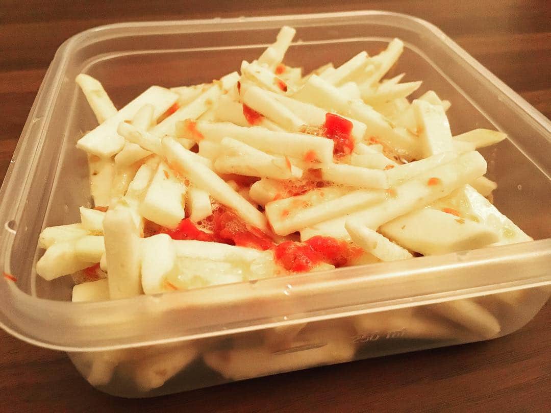 杜このみのインスタグラム：「ファンの方から頂いた、 新鮮な千葉県佐倉産のヤマトイモ♪ ザクザクと適当に切って、 梅肉、ポン酢、鰹節でさっぱりと❤︎ 簡単ですが、とても美味しいのでオススメです❤︎ 福井で頂いた梅が大活躍です！ 程よい紫蘇の香りが最高に美味しい〜❤︎」