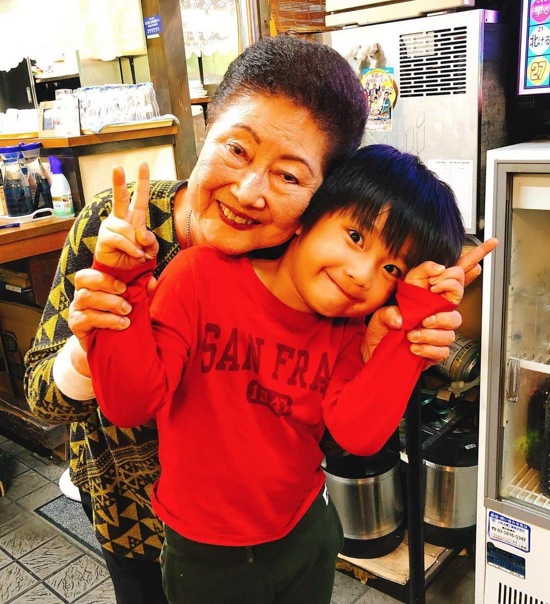 山田まりやさんのインスタグラム写真 - (山田まりやInstagram)「フィリピンから戻り成田空港から直で パパとムネの待つ劇団扉座の稽古へ❣️ ・ パパの稽古終わりを待って 大好きなオモニの絶品チヂミを食べに ハンラサンへ😋🤤✨✨✨ ・ オモニ大好き😘 いつもいつもありがとうございます💖 ・ ・ ・ とおるパパ出演❣️ 劇団扉座第65回公演  厚木シアタープロジェクト ネクストステップ第9回公演 「最後の伝令  菊谷栄物語」 【作・演出】横内謙介 【キャスト】  岡森諦・中原三千代・有馬自由・伴美奈子・犬飼淳治・鈴木利典・鈴木里沙・新原 武・鈴木崇乃・野田翔太・藤田直美・塩屋愛実・砂田桃子・白金翔太・三浦修平・小 笠原彩・北村由海・小川蓮・菊地歩・山川大貴・佐々木このみ／  草野とおる（客演）／柳瀬亮輔（客演）／横山結衣（AKB48 Team8）  レビューダンサー他 【期間】 ◆厚木公演：厚木市文化会館　小ホール  11月23日（土） 18:00  11月24日（日） 14:00 ◆東京公演：新宿東口　紀伊國屋ホール  11月27日（水） 19:00★  11月28日（木） 14:00/19:00  11月29日（金） 19:00  11月30日（土） 13:00/18:00◆  12月01日（日） 14:00 ※開場は開演の30分前です。 ★ミナクルステージ……11月27日（水）19:00の回 　全席指定3500円＜前売・当日共＞ ◆ラクイブナイト……終演後スペシャルイベント有。 　千秋楽前日を大いに盛り上がりましょう！ 　詳細は決定次第扉座ホームページ等で発表。 【料金】※両会場共に全席指定・税込 ※未就学児入場不可 ＜厚木＞  前売4200円／当日4500円／学生1500円（当日要学生証） ※車椅子席要事前申込 ＜東京＞  前売 5000円／当日 5500円／学生3000円（当日要学生証）  ミナクルステージ　3500円（前売当日共） ※車椅子席要事前申込 【前売開始日】  一般発売：10月20日（日）12:00 【チケット取り扱い】  扉座オンラインチケット　[https://tobiraza.co.jp/online_tickets] ＜東京＞  チケットぴあ　https://t.pia.jp ／0570-02-9999＊Pコード：497-073  キノチケットカウンター　店頭販売  キノチケオンライン　https://www.kinokuniya.co.jp ＜厚木＞  厚木市文化会館チケット予約センター 【お問合せ】  劇団扉座　https://tobiraza.co.jp/  何卒よろしくお願い致します‼️😆🙏✨✨✨✨✨✨✨✨✨✨」11月4日 22時44分 - mariya.yamada