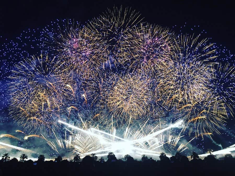 内田絢子さんのインスタグラム写真 - (内田絢子Instagram)「QUEEN SUPER FIREWORKS〜夜空のラプソディ〜！！ QUEENの名曲に合わせて、大阪湾に打ち上がる花火。サビが来るたびに目の前に眩い景色が広がる、素晴らしい夜でした。  #queen #queenfireworks #夜空のラプソディ #花火」11月4日 22時45分 - uccijun