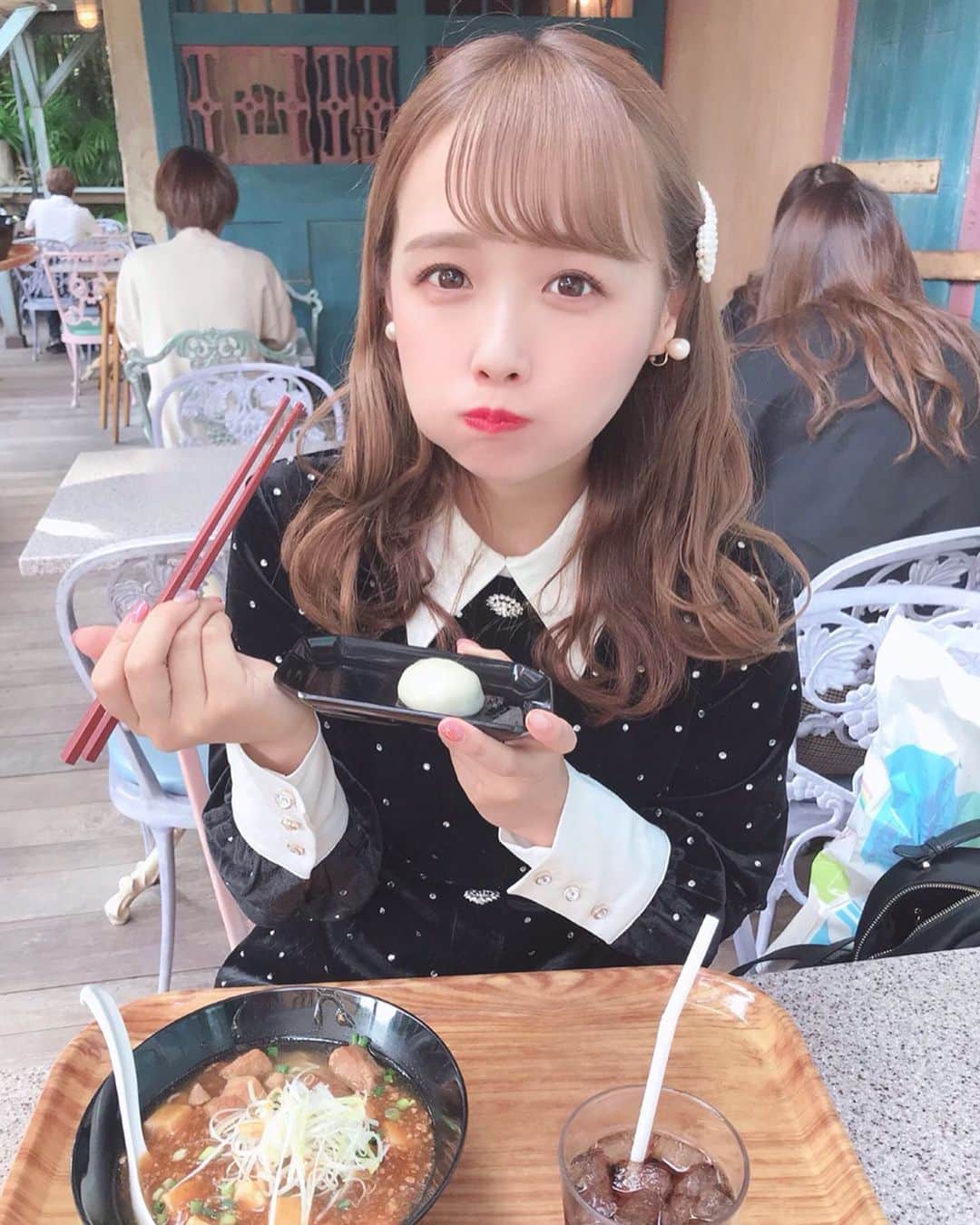 のインスタグラム：「. . 大好きなボイジャーでいつも 担々麺食べるんだけど、今回は セットにしてみた(*´ω｀*)💗 こっちも美味しい😻 . . . 👗ワンピース @lilyboutique_official . . . . . . あと数時間で27歳になります！ 今年は本当に色んなことがあって 自分の中で忘れられない26歳になりました！ 寂しいこともたくさんあって 戸惑うこともたくさんあったけど 毎日楽しく過ごしてます🥺 明日計良会あるしね🧡笑 .  27歳になってもよろしくお願いします❣️ . . . #tokyodisneyland #disneyland #disney #tdl #ディズニーランド #ディズニー #ディズニーフード #チャイナボイジャー #love #instagood」