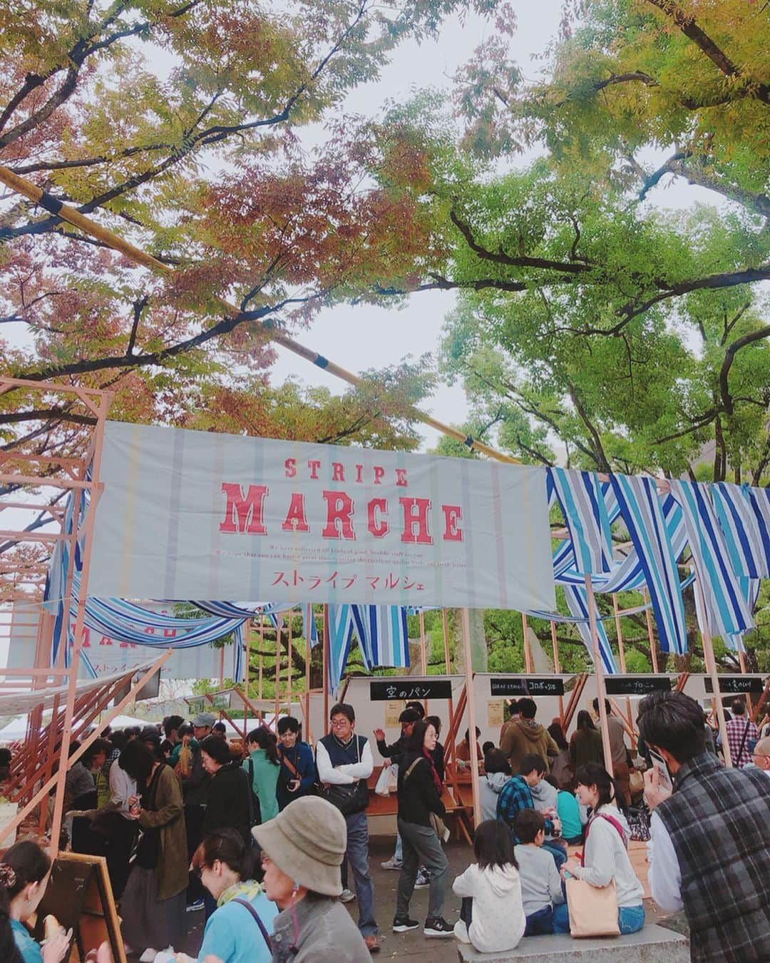 瀧口友里奈さんのインスタグラム写真 - (瀧口友里奈Instagram)「・ 【岡山芸術交流2019】part2 ・ アートスポットのすぐ側で「ストライプマルシェ」という食のイベントも開催していて、家族連れやカップルなどでものすごく賑わっていました！（写真2枚目） （ハワイのファーマーズマーケットみたいな雰囲気） ・ 岡山城と後楽園が見える、空の開けた場所でのランチは最高👏🏻 ・ 食のイベントを導入にして、普段アートに興味のない人にも現代アートに触れてもらえるような動線になっていると思いました。 ・ ・ ３年前に岡山芸術交流が行われた時に作られたアートが、そのまま今も岡山の街に馴染んでいるスポットもあったり、実際に「一社一村」が街を彩っている様を目の当たりにして感動。 ・ ・ ご一緒させていただいたグリー 田中 良和社長、アイスタイル 吉松 徹郎 社長、クラウドワークス 吉田 浩一郎社長そして 石川 康晴社長、ストライプインターナショナルの皆様、どうもありがとうございました。 ・ #岡山芸術交流2019 #岡山芸術交流 #岡山 #芸術 #現代アート #アート #art #artwork #okayama #japan #アナウンサー #キャスター #セントフォース #瀧口友里奈 #瀧口友里奈トラベル」11月4日 22時54分 - yurinatakiguchi