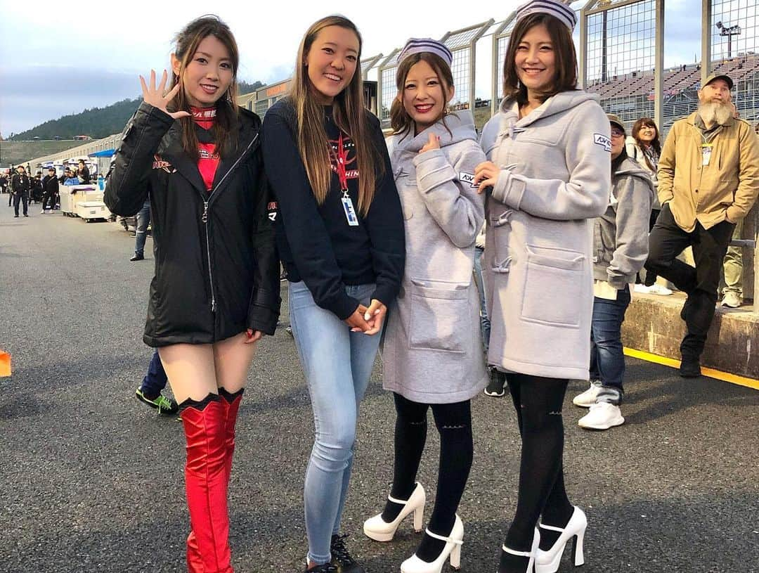 エイミー・コガさんのインスタグラム写真 - (エイミー・コガInstagram)「Went straight to Twin Rink Motegi racetrack right after the final round of the Mitsubishi Ladies Golf Tournament. 🏎I would like to congratulate Team Mach on capturing the last spot for the Super GT300 A Class Seed for the following season! So glad I got to be a part of their special moment!✨ 樋口久子三菱電機レディスゴルフトーナメントはT32✨ おわったあと今シーズン最後のレースTwin Rink Motegiにダッシュ！🏃🏻‍♀️ レースにはまにあわなかったけど、おせわになってる玉中さんのチーム、チームマッハ車検がSuperGT GT300 seriesのシードをとれました！😆😭 おめでとうございます！🍾🎉 エイミーもあとすこしのしあいがんばります！🧡 #エイミーコガ #チームマッハ #レースクイーンさんたちかわいかった #ドライバーさんマッハじゃないけど」11月4日 22時55分 - eimango