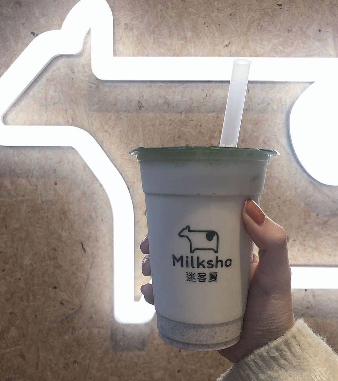 松村美月さんのインスタグラム写真 - (松村美月Instagram)「.﻿ ﻿ ﻿ 青山に新しくできた #Milksha 🐄﻿ ﻿ タロイモミルク🍠﻿ ﻿ 試飲でもらったジャスミン緑茶ミルクティーもおいしかったな〜( ¨̮ )❁︎﻿ ﻿ .﻿ #milksha #タロイモミルク #タピオカ﻿ #teastand #青山 #tokyomilktea #ミルクシャ﻿」11月4日 22時56分 - mizuki_matsumura