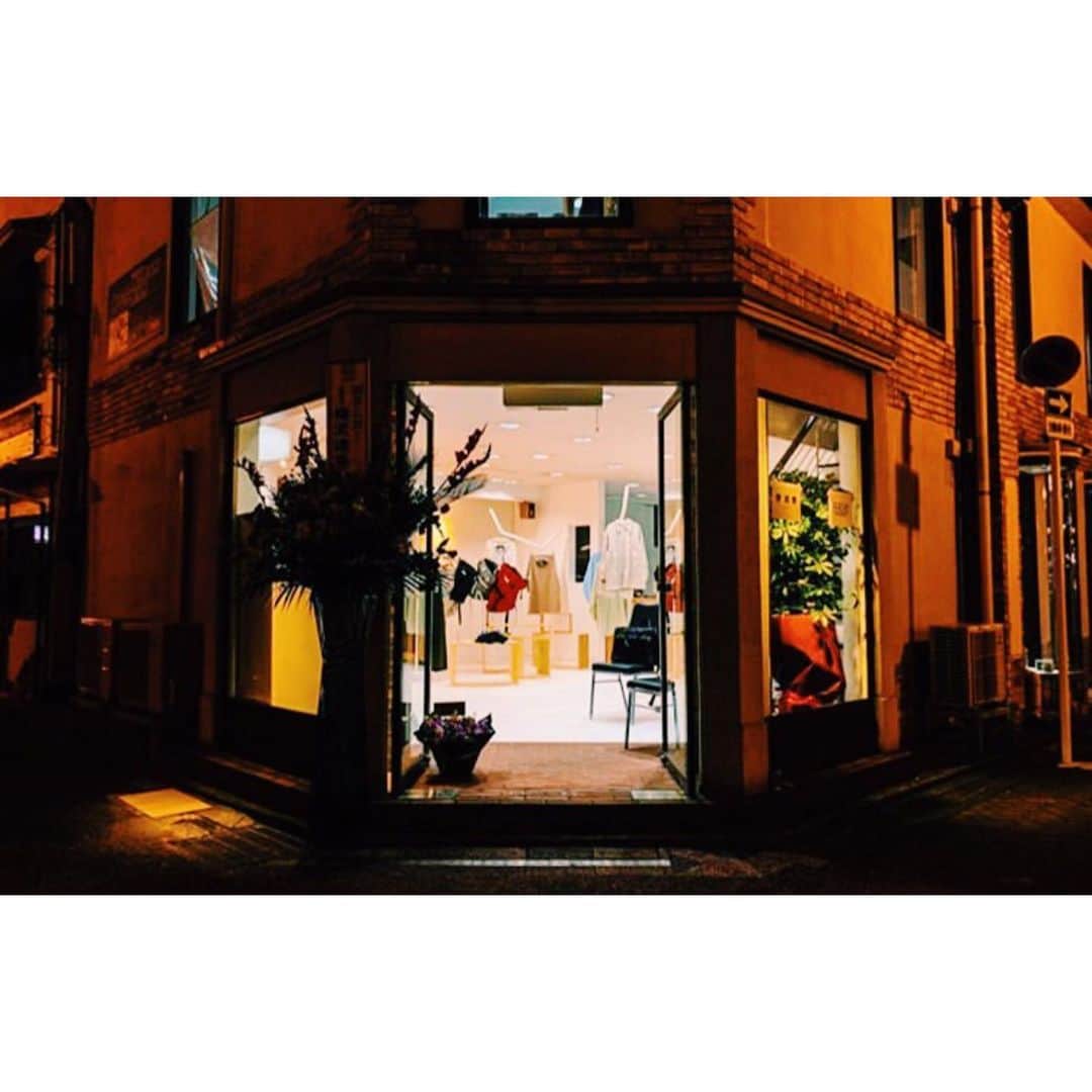水戸悠夏子さんのインスタグラム写真 - (水戸悠夏子Instagram)「ここ数日、私がペンキを塗っていた﻿ "とある所"。 ﻿ ﻿ 11/2（土）に『世見世（ヨミセ）』がオープンしました。﻿ ﻿ この新しい場所のディレクションに私たちのお店、TADAYOIが携わることになりました。 ﻿ ﻿ -------------﻿ 街角の企画室・お休み処として﻿ 「世見世（ヨミセ）」「&OTHERS（アザーズ）」を古町・版画通りにOPEN致します。﻿ 「世見世」はPOP UP SHOP／LOUNGE PARTY／LIVE等の企画室として。﻿ コーヒー〜アルコール類・スマホの充電器もご利用可能の常設カウンター「&OTHERS」は、お休み処として運営して参ります。﻿ 当面は不規則な営業形態ですので、営業内容はINSTAGRAMアカウント「@_yomise_ 」にてご確認下さい。﻿ 試行錯誤のスタート、至らぬ点も多々あるとは存じますが、前向きにご支援頂ければ幸いです。  YOMISE スタッフ一同﻿ -------------- ﻿ というわけで！﻿ 最初の2週間は手前味噌でTADAYOIをポップアップ出店しています。コーヒーやお茶、お酒を飲みながらゆっくりと洋服を見たりお話したりしましょう。﻿ ﻿ オープンから今日まで3日間、駆け抜けました〜。﻿ 沢山の人が来てくれてとても嬉しかったです。 本当にありがとうございます。﻿ ﻿ これからもTADAYOI、世見世　共々、どうぞ宜しくお願い致します◎﻿ ﻿ #tadayoi #_yomise_」11月4日 23時07分 - mitoyukako