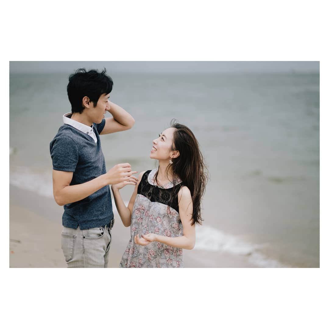 峯岸伽奈のインスタグラム：「. . .  fun engagement photoshoot with @iamyourmemorykeeper one year ago.  I love these very casual shot of us. @takechi_08  you can see that windy day hair problem🤣  #engagementphotos #throwback  #エンゲージメントフォト  久しぶりに見たけど、この頃髪長っ！(笑)頑張って伸ばしてたなぁ… この吹き出しコメント付けれるような写真たち、結構お気に入り。」
