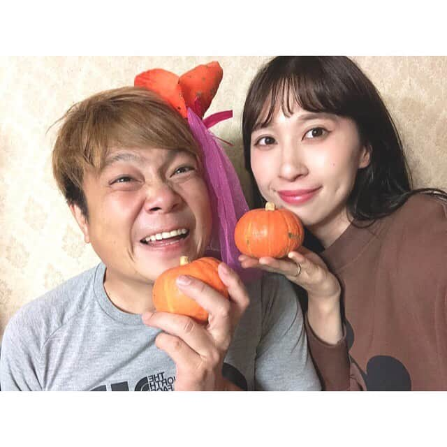 福田多希子さんのインスタグラム写真 - (福田多希子Instagram)「遅ばせながらHAPPYHALLOWEEN🎃🎃🎃﻿ どこから見つけたのか愛犬のハロウィン飾りつけてる…👴🏻🎀私もみやびか、すこやかの格好したいな👐🏻﻿ かぼちゃは栗将軍が一番すきや！ ﻿ #ハロウインかぼちゃ﻿ #かぼちゃ﻿ #野菜﻿ #せやねん﻿ #夫婦﻿ #ロハス﻿ #ロハスフェスタ﻿ #ロハスフェスタ万博﻿ #土肥ポン太 #ポン太青果 ﻿ #一人で﻿ #インスタライブ﻿ #インスタ更新頑張らないと😂﻿ #ぎゃふん﻿ ﻿ ﻿」11月4日 23時04分 - yomeponta