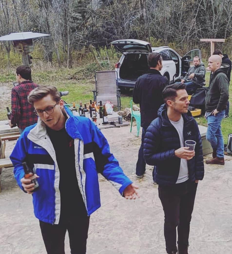 イーライ・リエブのインスタグラム：「@tylerjamesmalone and I caught out in the wild socializing (in a David Attenborough voice)」