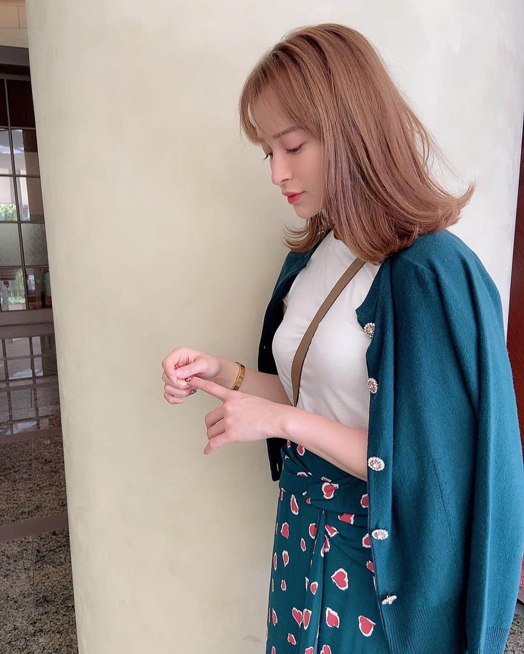 野崎萌香さんのインスタグラム写真 - (野崎萌香Instagram)「しふく👗💗🐊 . . .  保護犬・保護猫の譲渡促進を目指した活動、 "Panel for Life"に賛同したタラジャーモンは チャリティに参加し、期間中の対象アイテムの 売上金の一部を寄付されるので是非チェックして下さい🐶  私がお気に入りのこのskirtも @tararmon_jp のもので チャリティ対象アイテムになります💗💗💗 . . .  cardigan&skirt... @tarajarmon_jp  @tarajarmon  T shirt... @sly_official  sunglasses... @dior  bag... @31philliplim  boots... @dholic_official  bracelet... @oldceline」11月4日 23時18分 - moeka_nozaki