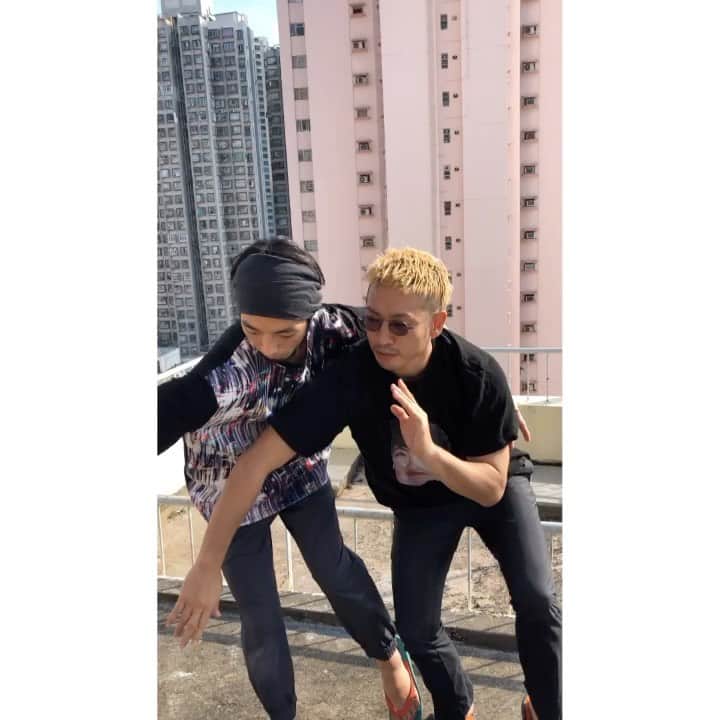 石橋穂乃香のインスタグラム：「この方達に、 日々笑かされながら、泣かされながら、香港で奮闘しています。🇭🇰 . . 本公演は横浜赤レンガ倉庫１号館にて、11月22日から12月1日まで！ お待ちしております！！💓🥺💓 @kyukakuushio . .  ちなみにこれを撮影したのは私ですが、運動音痴なので内心死ぬかとおもいましたとさ😇🙏 . #きゅうかくうしお #辻本知彦 #森山未來 #香港 #幡豆 #横浜赤レンガ倉庫 #素晴らしい偶然をちらして #contemporarydance #コンテンポラリーダンス」