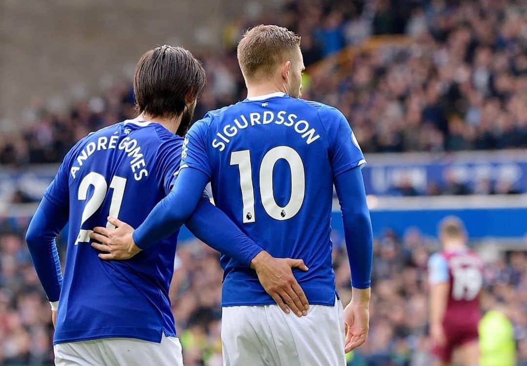 ギルフィ・シグルズソンのインスタグラム：「We are all with you! Hope to see you back on the pitch as soon as possible 💙」