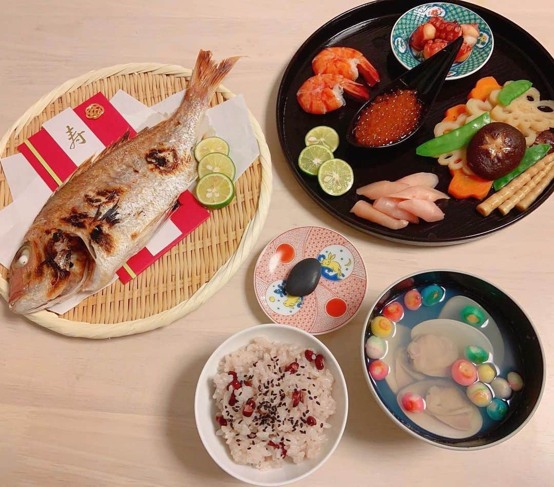 本田しおりのインスタグラム：「琥珀のお食い初めをしました 食器も用意出来んかったし、祝い箸も何処にもなかったけどw しきたりも適当やと思うけど、我々夫婦なりに愛情を込めて^ ^  #お食い初め #100日 #お店でやろうと思ったら祝日で休みやった #思いたったらすぐ行動 #自作 #鯛ちょっと焦がしちまった #飾り切りめんどくさい♡」