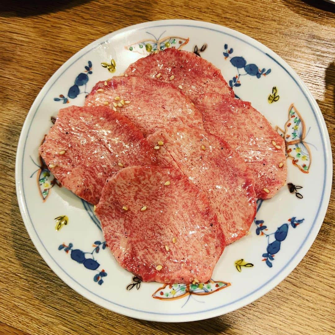 志摩有子さんのインスタグラム写真 - (志摩有子Instagram)「三連休の締めくくりはお肉で。久しぶりに水道橋の立屋さん。新鮮なハツ刺しや酢もつからスタートして、美味しい赤身三昧。お肉自体も美味しいけれど包丁の入れ方や味付けが素晴らしい。シメはオックステール入りトロトロの玉子クッパ。しかもコスパも最高。 #焼肉 #立ち食い焼肉 #椅子あり #赤身マニア #コスパ最高」11月4日 23時47分 - ariko418