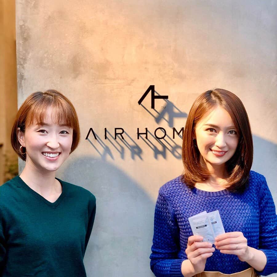 花岡維生のインスタグラム：「〝AIR HOMME〟 先日オープンしたairとメンズスキンケアブランドBULK HOMMEコラボのメンズ向けヘアサロン💇‍♂️✨ 主人のヘアメンテと一緒に、私もトリートメントをお願いしました☺️💓 airや以前撮影でもお世話になっていたあゆみさん @air_takei.ayumi にも久しぶりにお会いできて嬉しかった〜😆💕 メンズ向けのヘアサロンですが、個室も利用できるので、夫婦でのヘアメンテも対応してくださいました✨ モノトーンで統一された店内はすごくかっこよくて、ラグジュアリーな空間なので気持ちも癒され、リラックスできました☺️✨ ずっとBULK HOMMEのスキンケアアイテムを使っている主人は、私よりもはるかにお肌の調子が良くて、羨ましい限り😂私もたまに借りてます🤣笑 airプロデュースの新商品のワックスも早速購入😊 いい香りなので、これも時々借りる予定です🤣笑 たまにはこうして夫婦でヘアメンテに出掛けるのも楽しかったですし、シックで落ち着いたサロンで、主人にはヘアスタイルもさっぱり、日頃の疲れもスッキリしてもらえたら嬉しい限りです☺️💕 @airhomme  #air #airhomme #ヘアメンテ #ヘアメンテナンス #ヘアケア #ヘアサロン #airhomme」