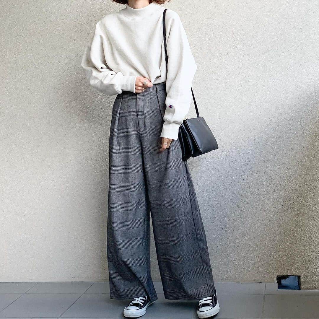 sayasu__さんのインスタグラム写真 - (sayasu__Instagram)「・ 2019.11.4 ・ 先月買ってた nanouniverse別注の Championのスウェット♡ ・ 裏起毛だから やっと今日初おろし🙌🏻✨ ・ けど今日は これだけやと 寒かった😅💦 ・ ・ パンツは guで 2年?前くらいに買ったもの！ お気に入りだから 今年も履くよー♡ ・ ・ #ナノユニバース#nanouniverse#champion#チャンピオン#スウェット#gu#ジーユー#グレンチェック#converse#コンバース#celine#セリーヌ#セリーヌトリオ ・」11月4日 23時55分 - sayasu__