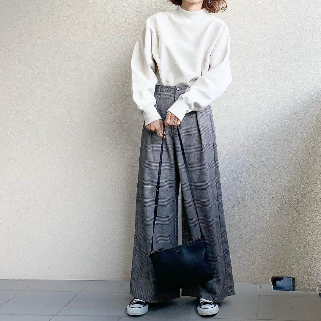 sayasu__さんのインスタグラム写真 - (sayasu__Instagram)「・ 2019.11.4 ・ 先月買ってた nanouniverse別注の Championのスウェット♡ ・ 裏起毛だから やっと今日初おろし🙌🏻✨ ・ けど今日は これだけやと 寒かった😅💦 ・ ・ パンツは guで 2年?前くらいに買ったもの！ お気に入りだから 今年も履くよー♡ ・ ・ #ナノユニバース#nanouniverse#champion#チャンピオン#スウェット#gu#ジーユー#グレンチェック#converse#コンバース#celine#セリーヌ#セリーヌトリオ ・」11月4日 23時55分 - sayasu__